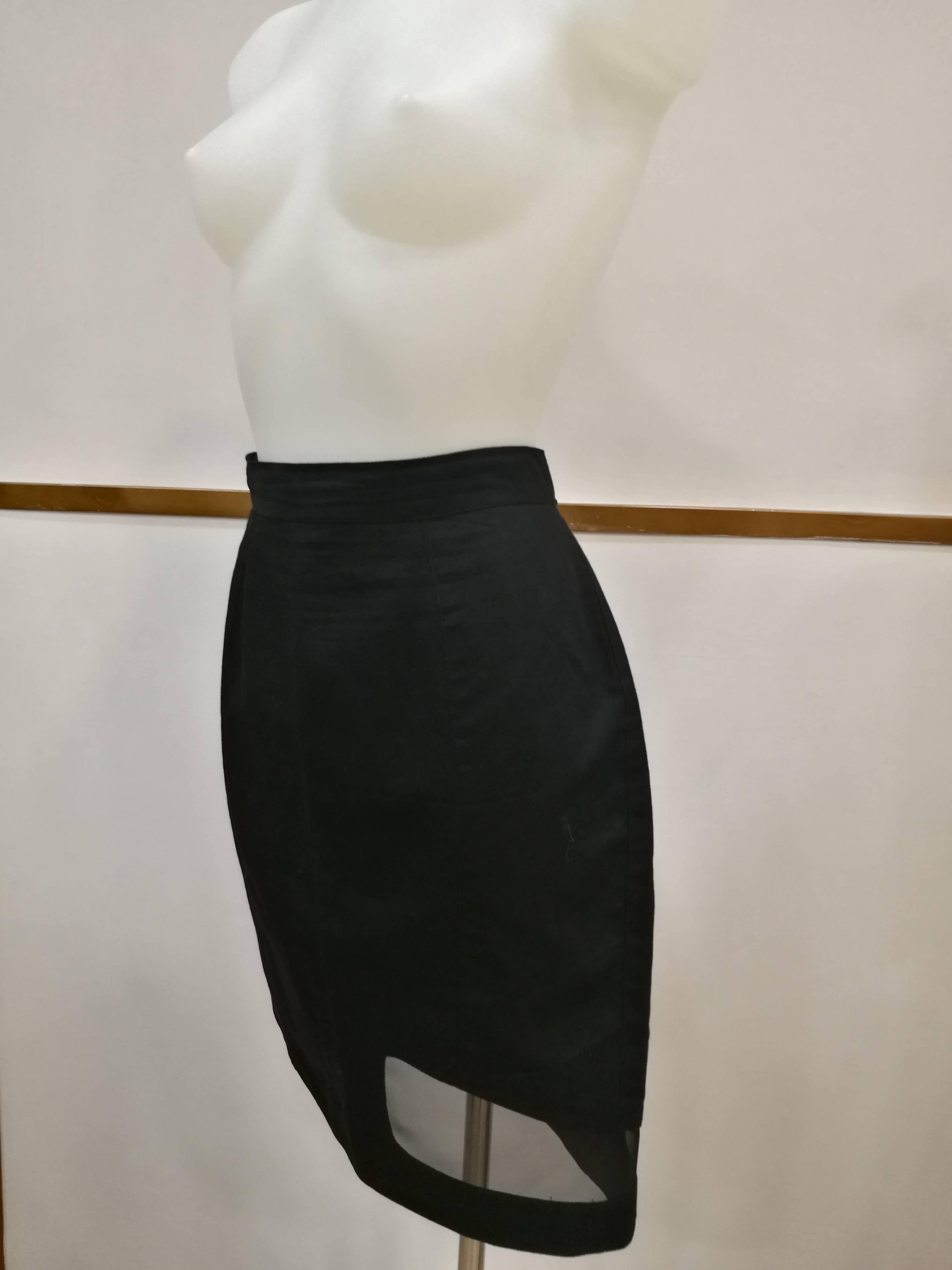 Thierry Mugler Activ Linen Black Skirt with Net
totally made in italy in italian size range 46
Composition: 55 linen 40 cotton 5 nylon