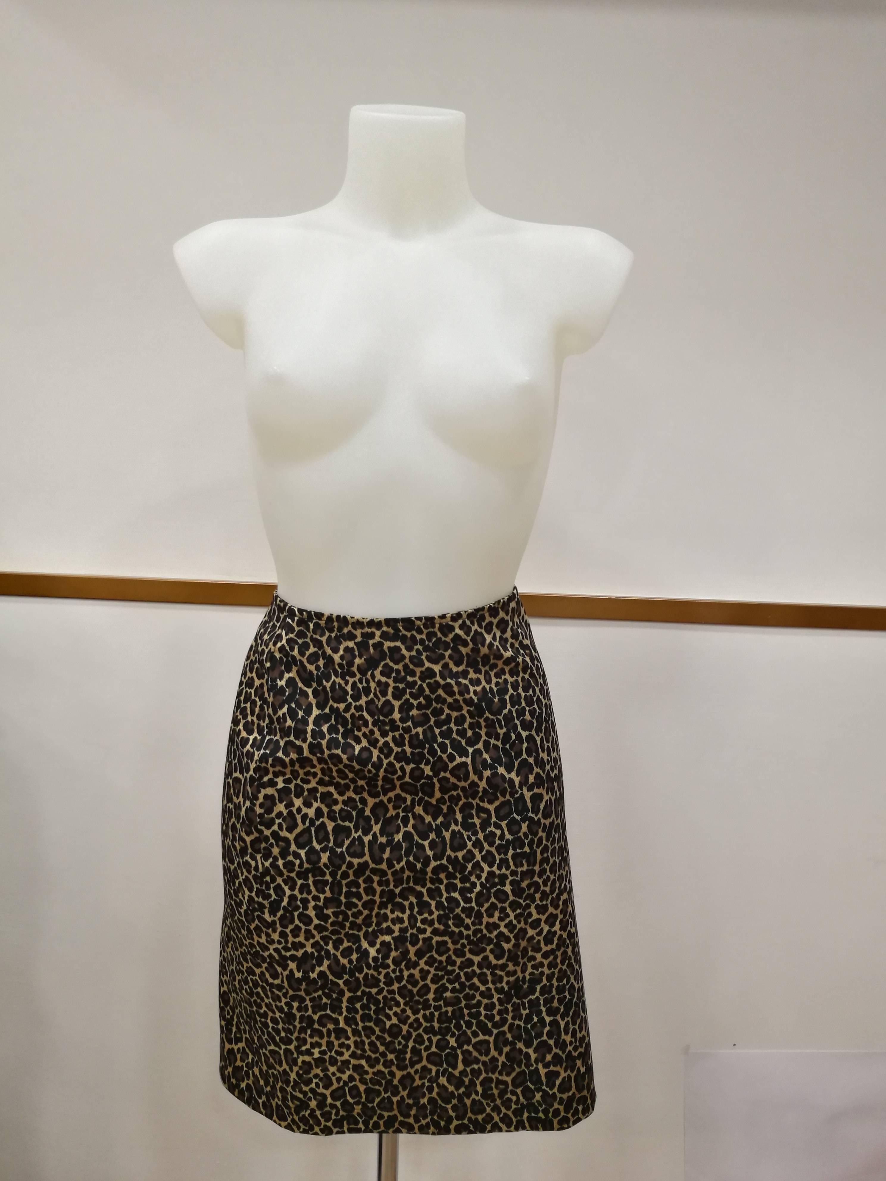 Vintage Moschino cheetah Skirt

Totally made in italy in italian size range 44

Composition: 96 polyester 4 elastane
