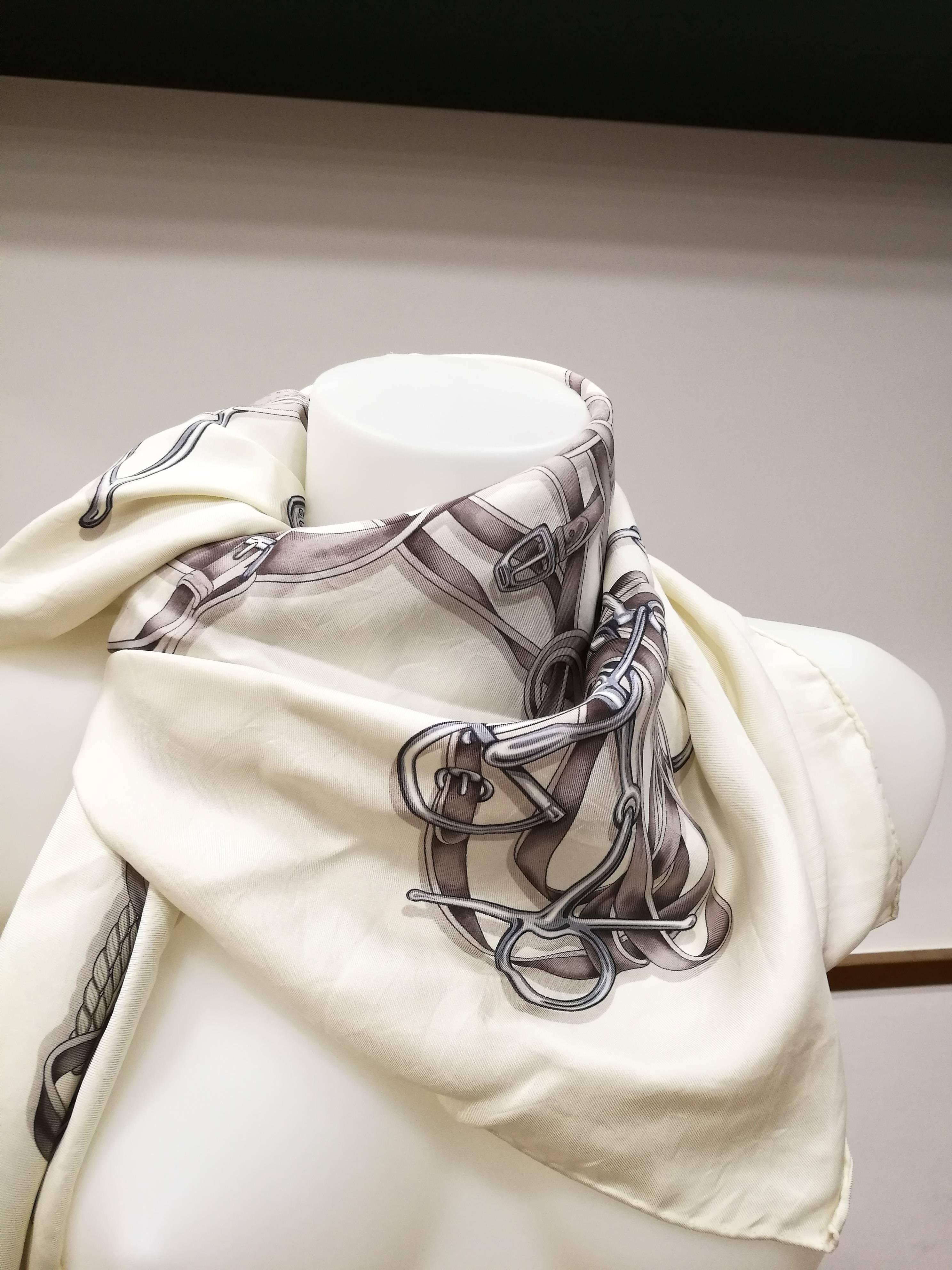 Gucci White Grey Silk Foulard

Totally made in italy