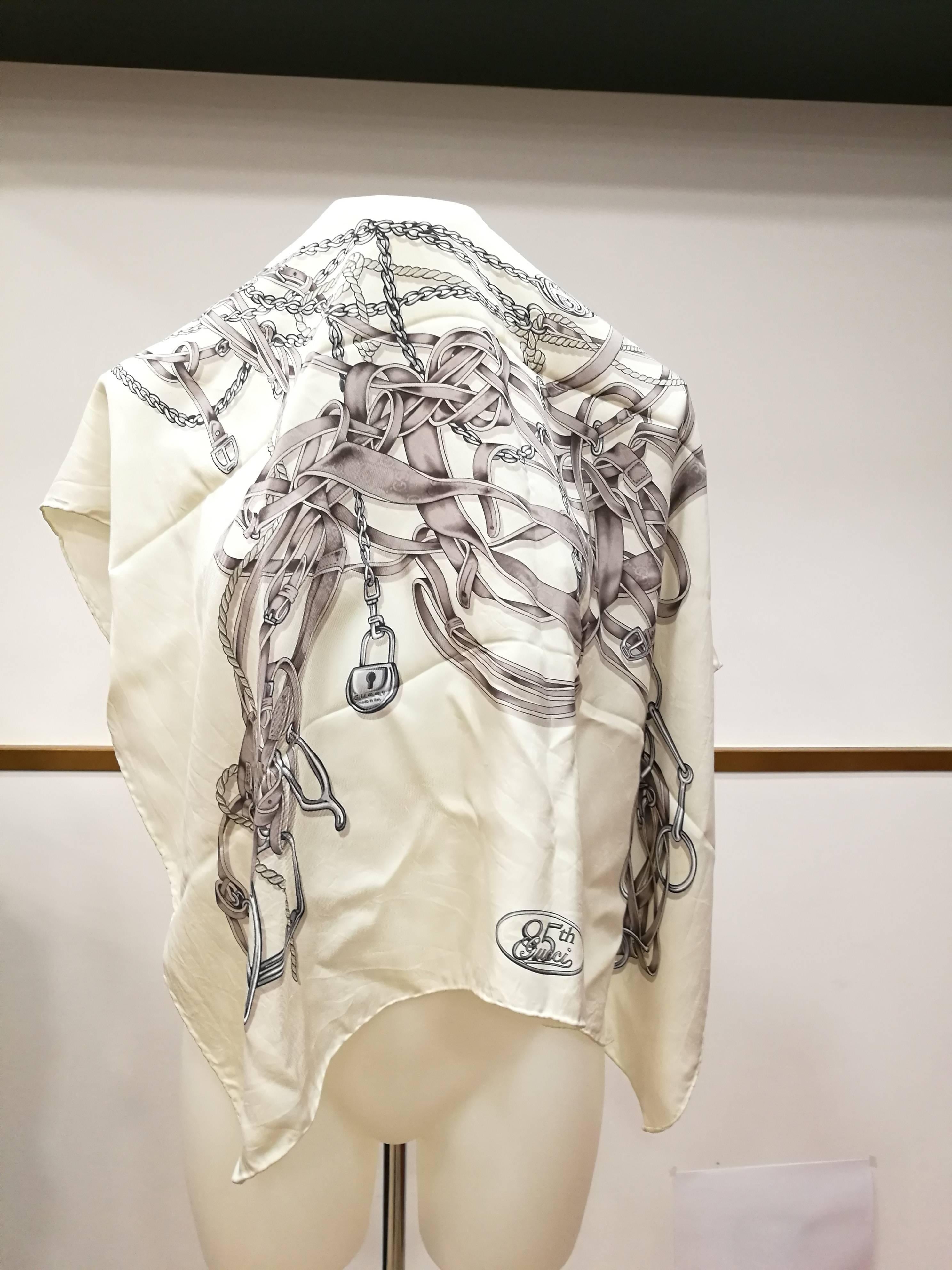 Gucci White Grey Silk Foulard In Good Condition In Capri, IT