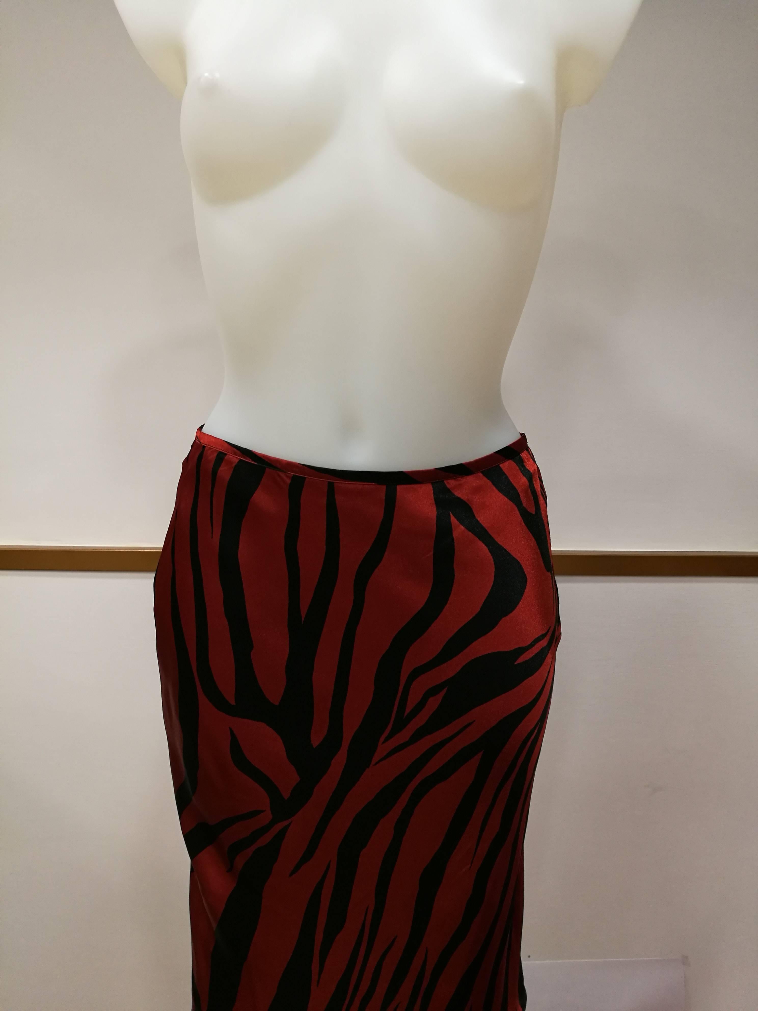 1990s Alexander McQueen Red Black Silk Skirt

Totally made in italy in standard size M 

Composition: 100% Viscose