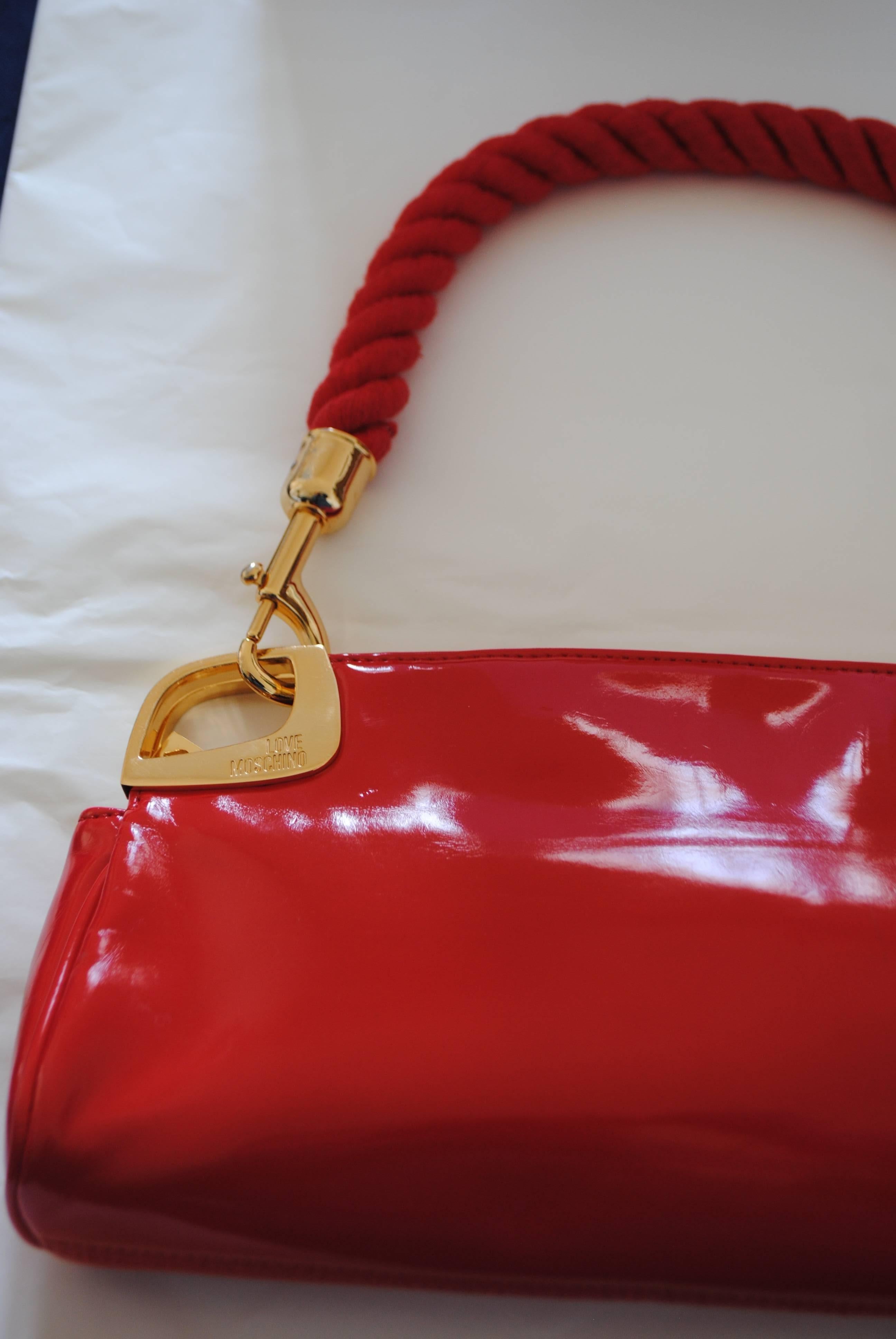 Love Moschino Red Carpet Varnish Red Leather Shoulder Bag
Gold tone Hardware
Removable Shoulder Chain 
Shoulder total chain lenght 38 cm