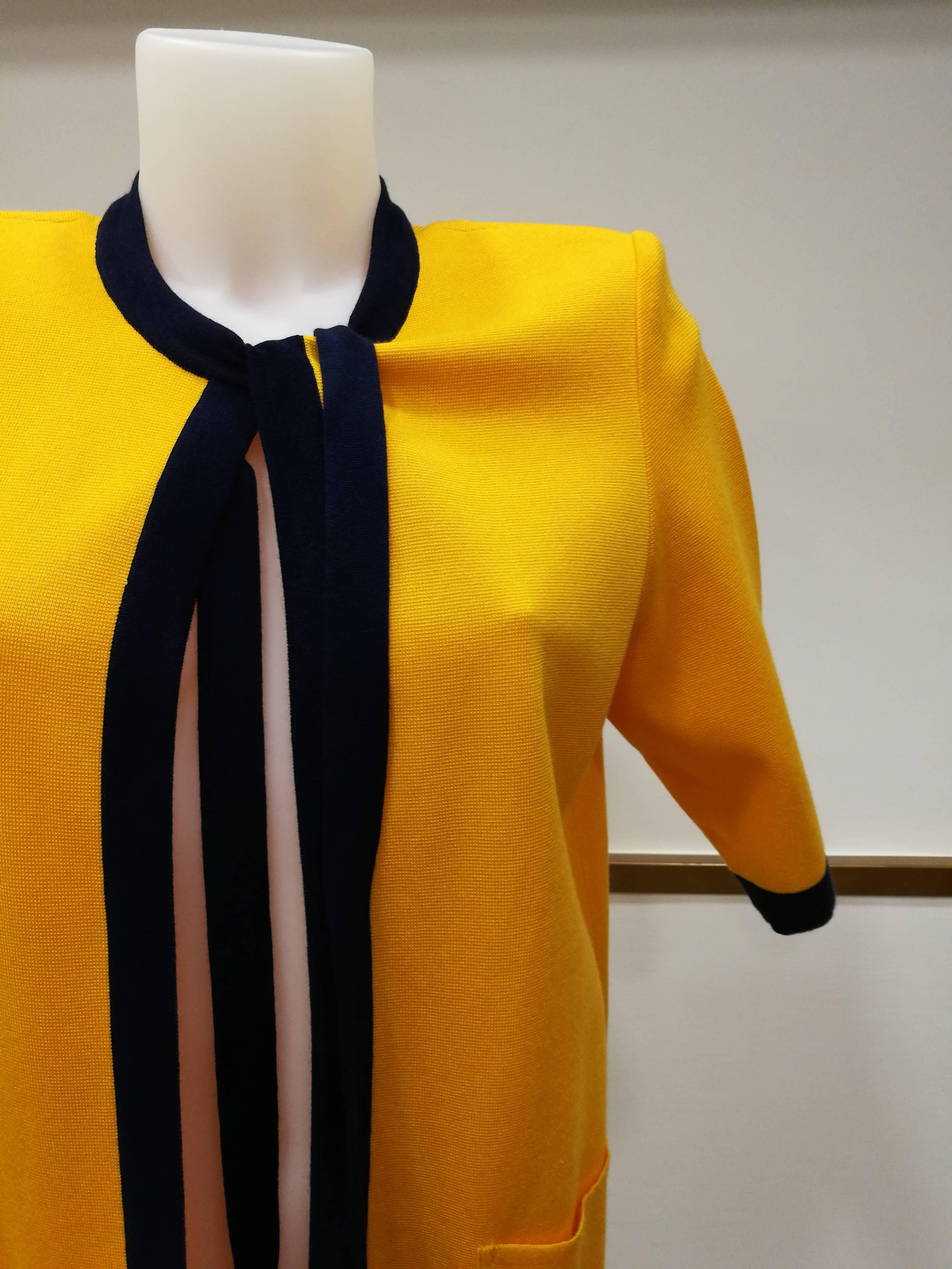1980s Yves Saint Laurent Yellow Blu Cardigan

Totally made in France in size M

Short Sleeve and two tasks