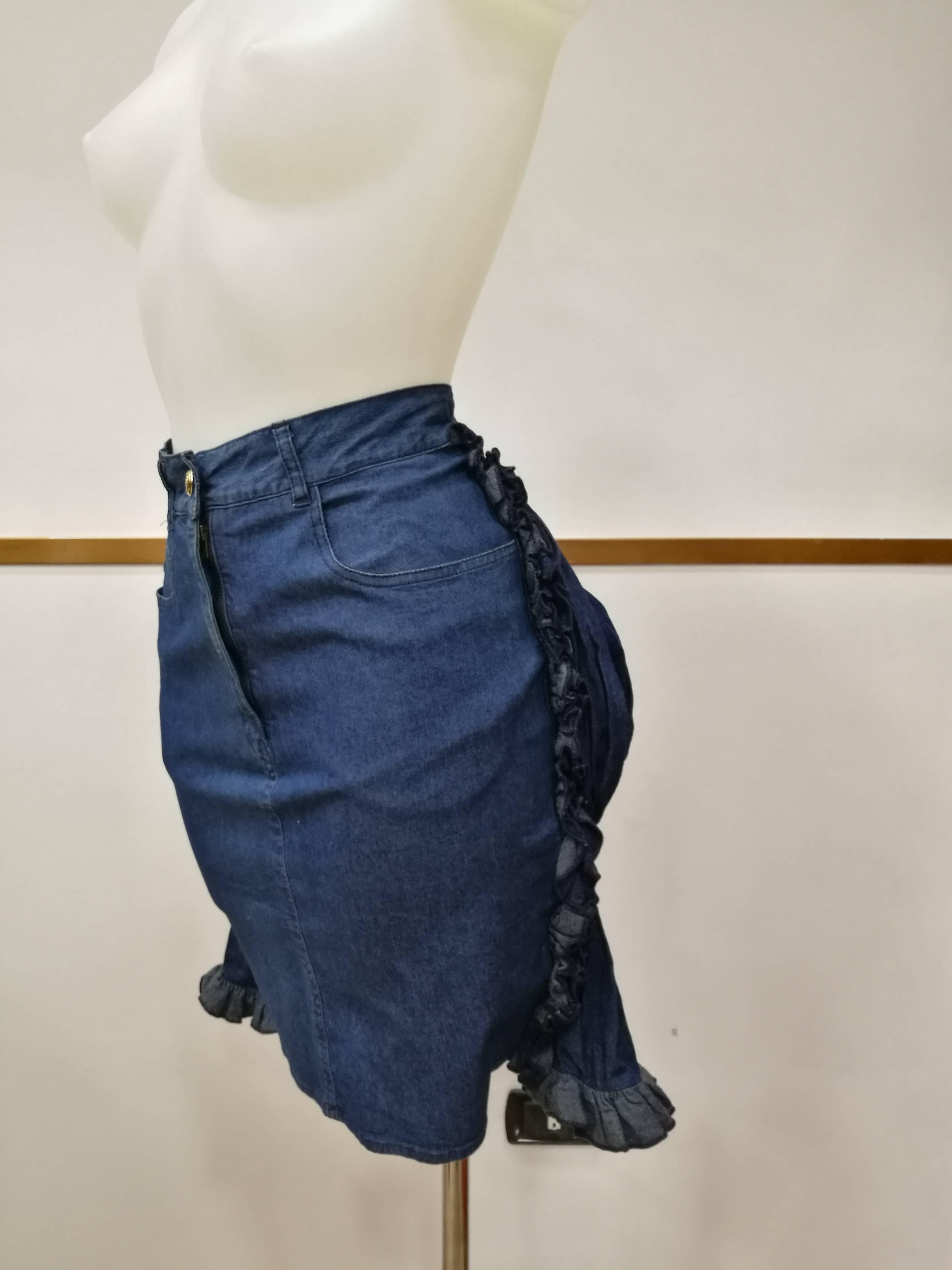1990s Iconic Moschino Faux-Cul denim Mini Skirt

Moschino Jeans Iconic skirt totally made in italy in italian size range 42

Composition: Cotton , elastane

