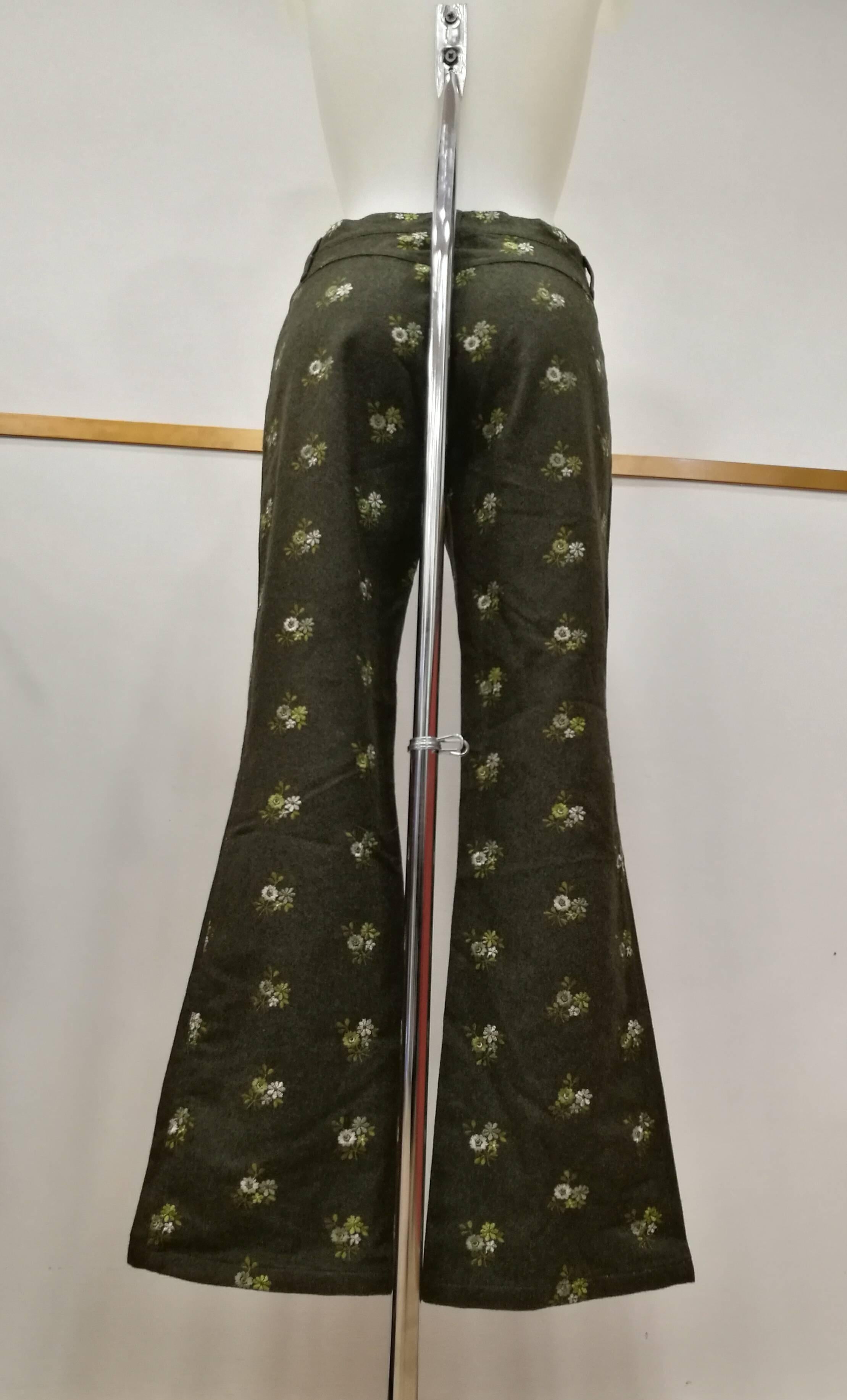 1980er Moschino Jeans Hose mit grünen Blumenverzierungen
Vollständig in Italien hergestellt in italienischer Größe 40

Zusammensetzung: Baumwolle