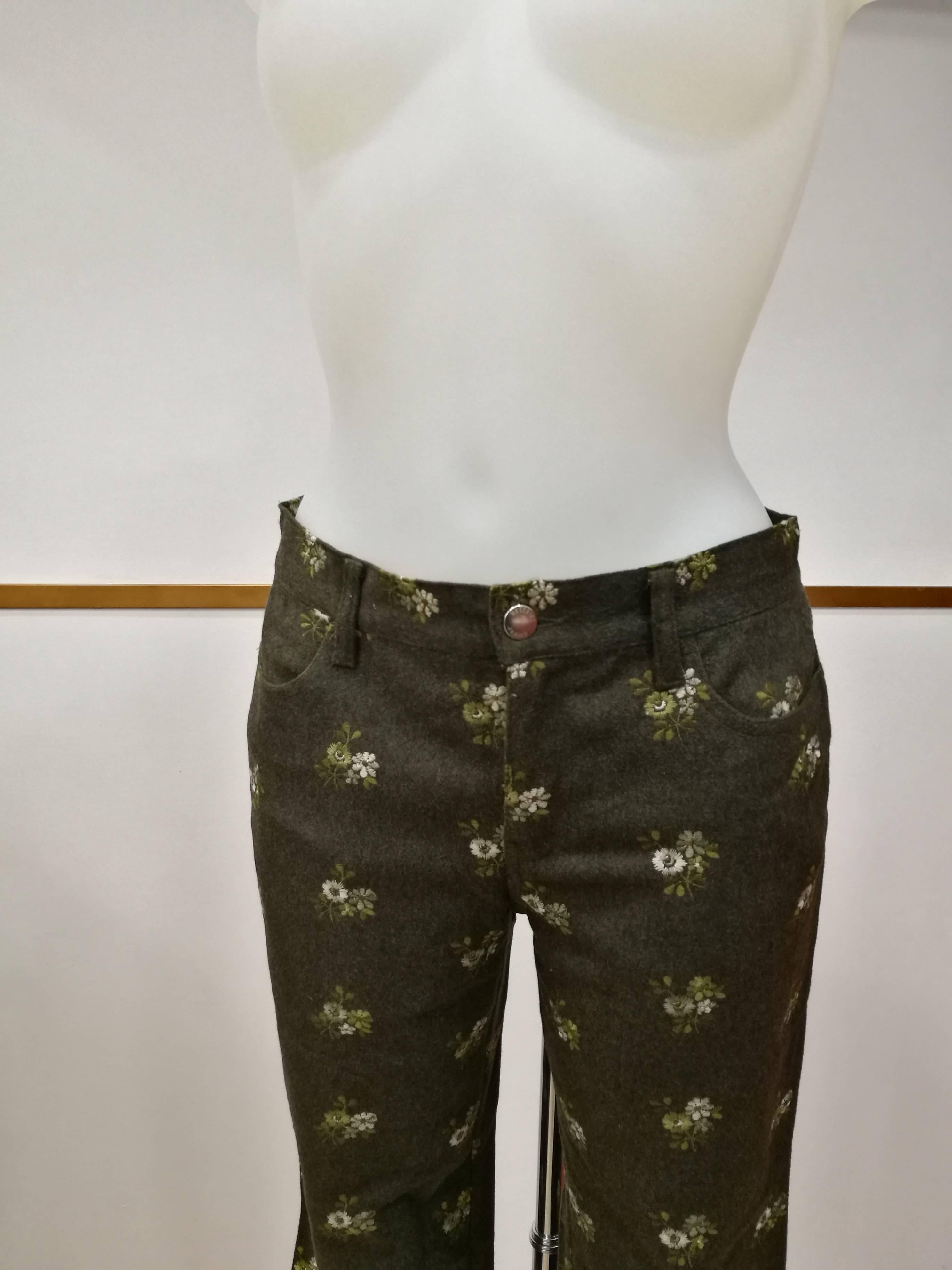 1980er Moschino Jeans Hose mit grünen Blumenverzierungen Damen im Angebot