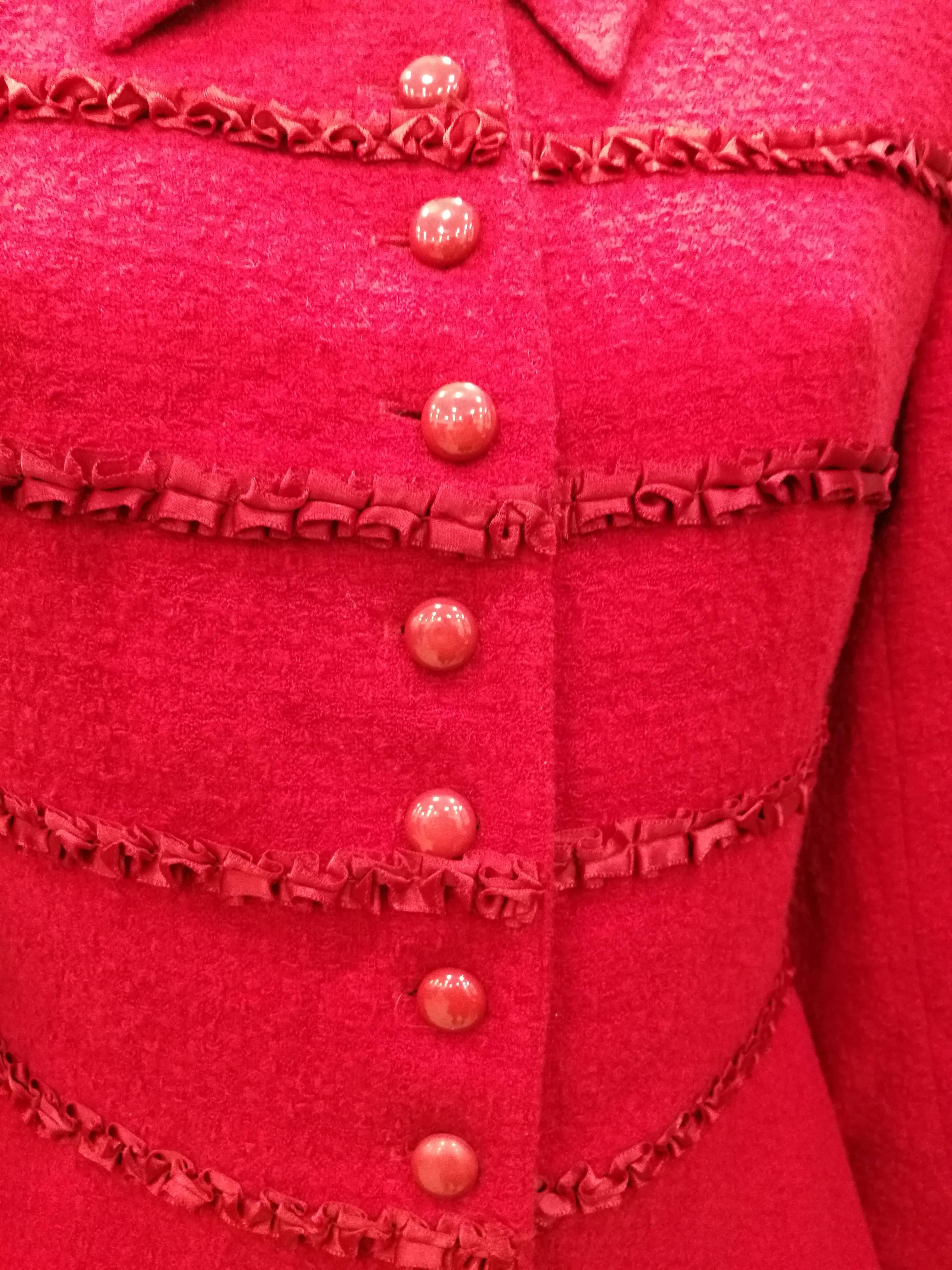 1980s Valentino Miss V. Red Wool Jacket

Totally made in italy in italian size range 44

Composition:89 Wool and 11 polyamide