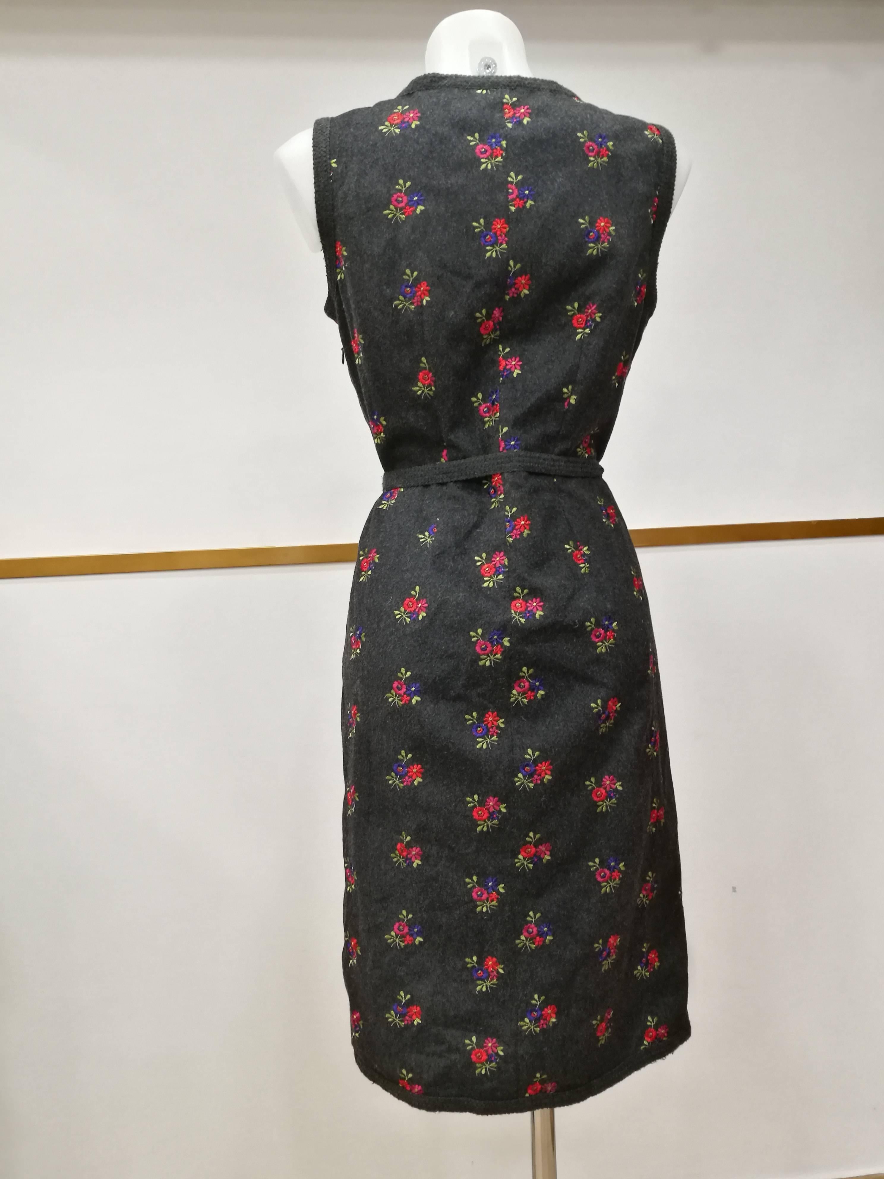 1990 Moschino Vestido de lana gris con flores embellecidas en venta 2