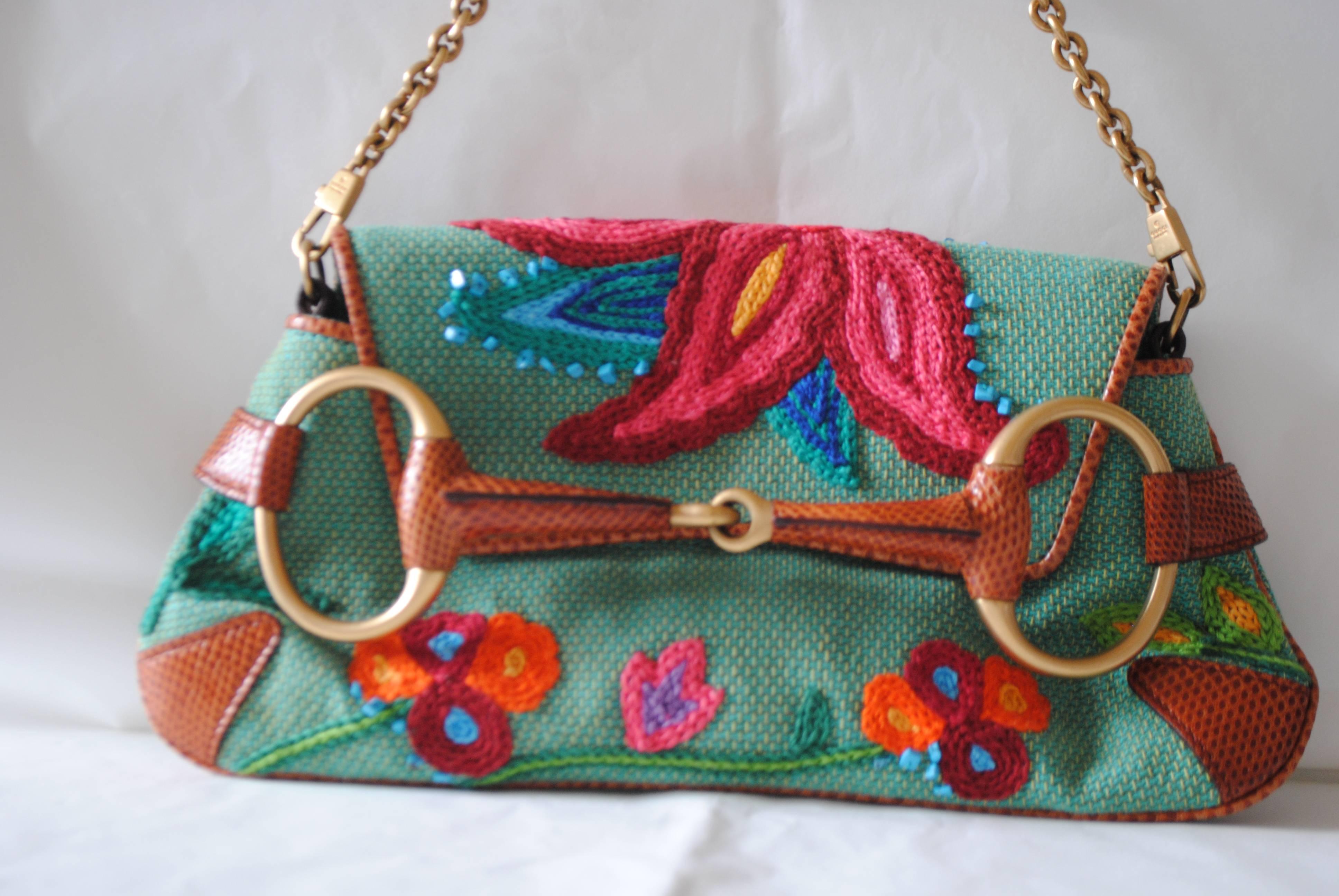 Gucci by Tom Ford Embroided horsebit bag
Green textile bag embroided with multicoloured flowers rounded by light blue beads
gold tone horsebit chain   
embellished with lizard brown skin
Gold tone removable shoulder chain
Shoulder chain lenght: 42
