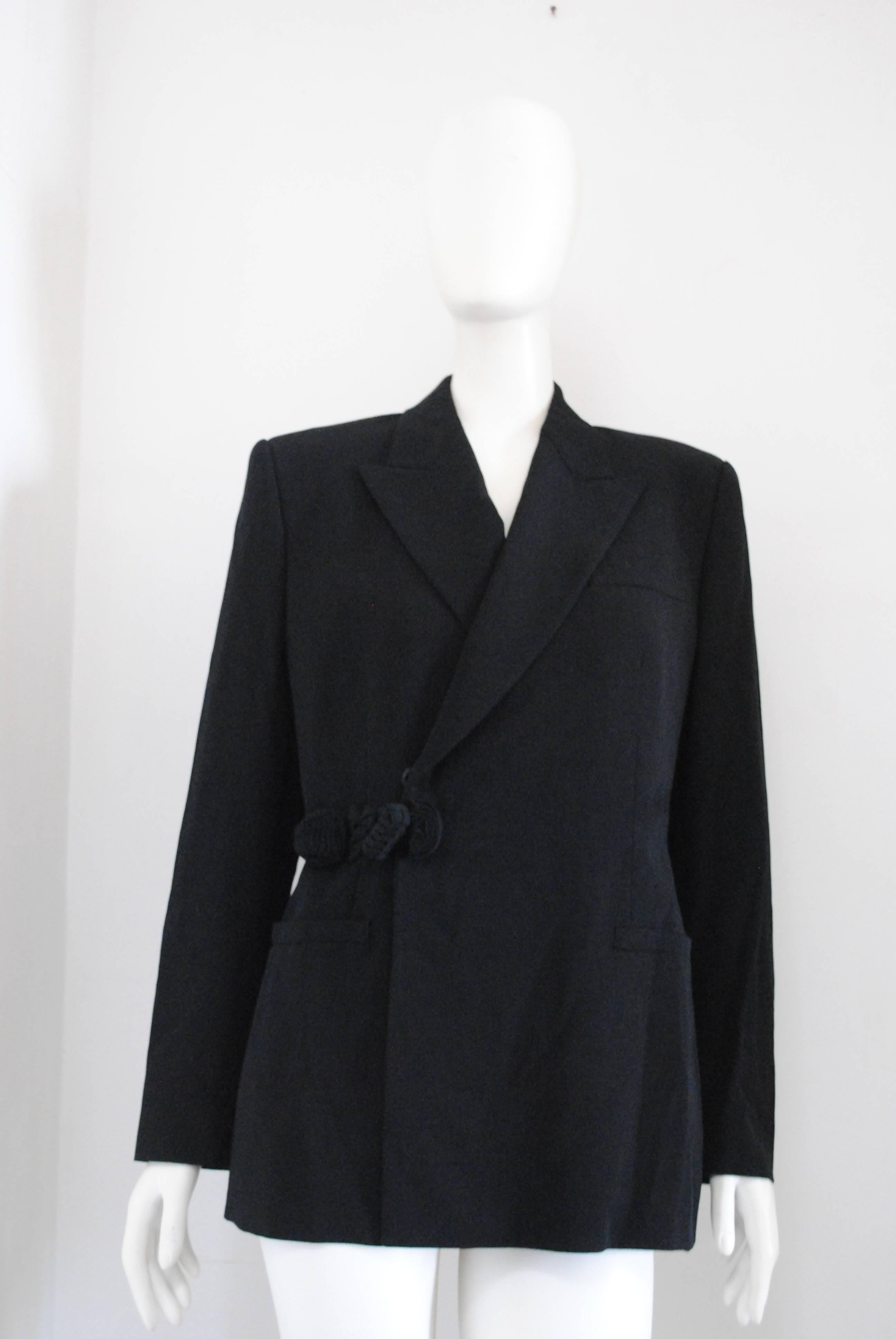 1997 - 1998 Rare Jean Paul Gaultier Black Jacket

Gaultier rare classique jacket totally made in italy in size 44

Composition: Wool

Lining: rayon acetate


