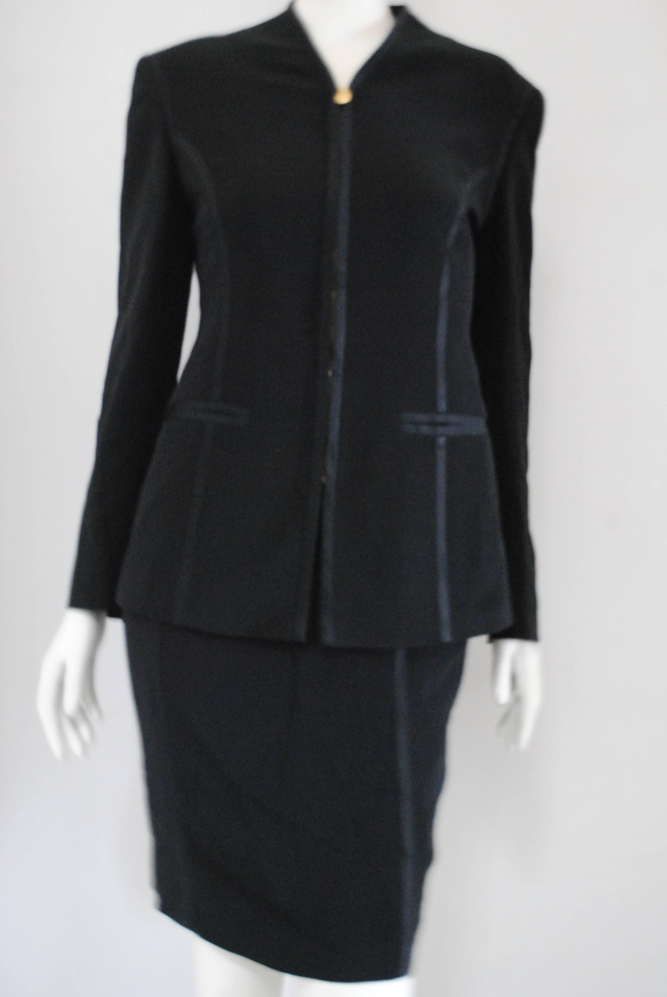 1990s Gucci Black Silk and acetate skirt suits with gold tone bottons and hardware

Totally made in italy in italian size range 42

Composition Silk and acetate

Jacket Measurements:
- lenght 70 cm 
- shoulder to hem 58 cm
- bust 88 cm
- shoulder to