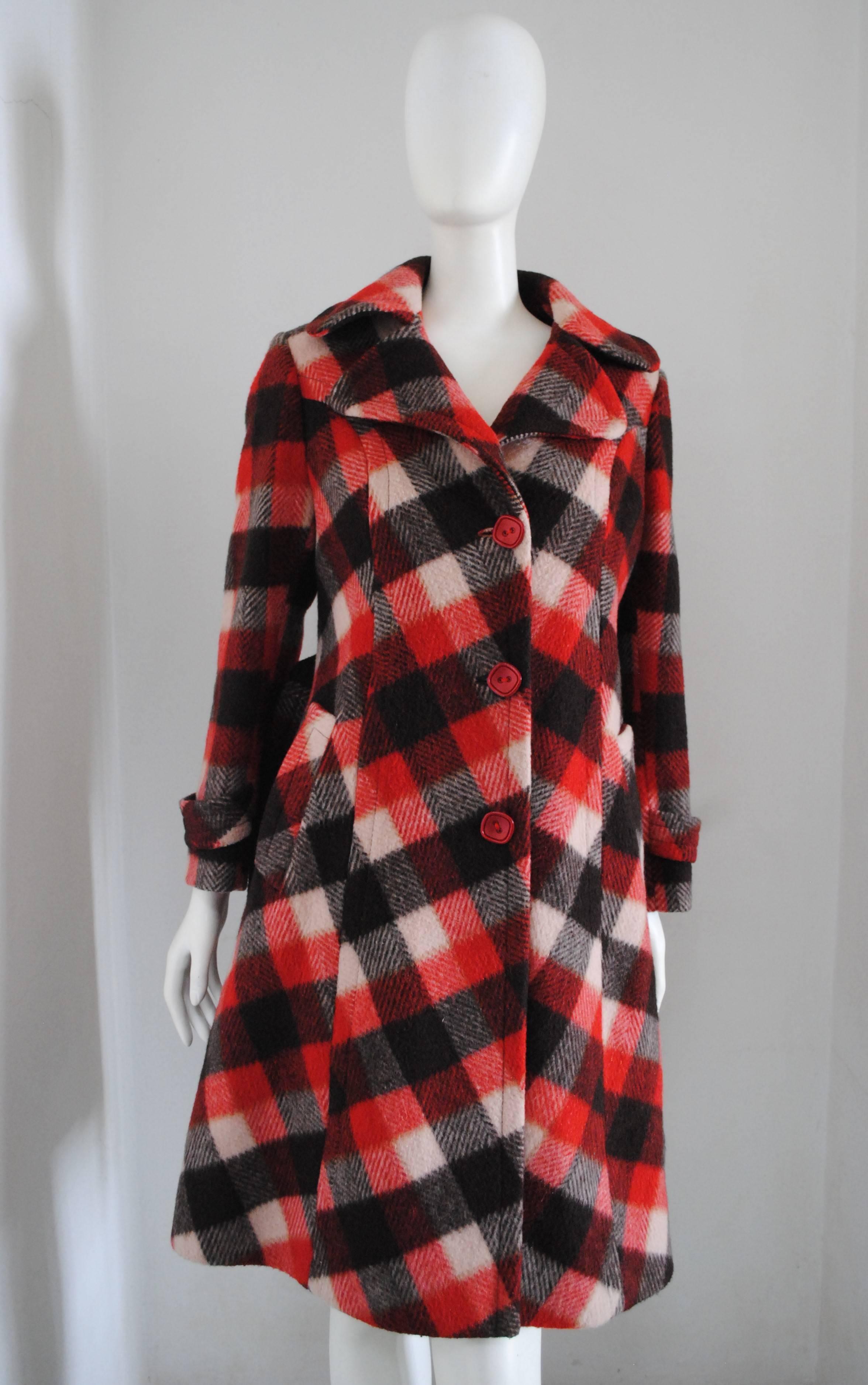 Manteau vintage multicolore  

Totalement fabriqué en Italie en taille M 

3 fonds rouges
2 tâches et une ceinture de taille



