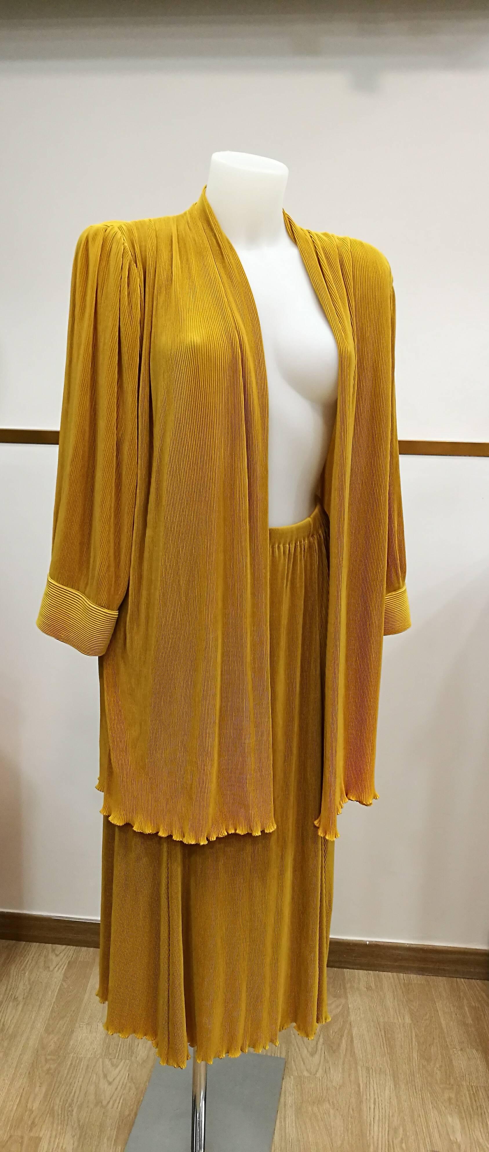 1980s Virginie Paris Skirt Suit

Totally made in France

Cardigan Skirt suit
Cardigan Lenght 83 cm Shoulder To Hem 53cm 
Skirt Lenght 80cm Waist 73cm
Composition:  100% polyammide