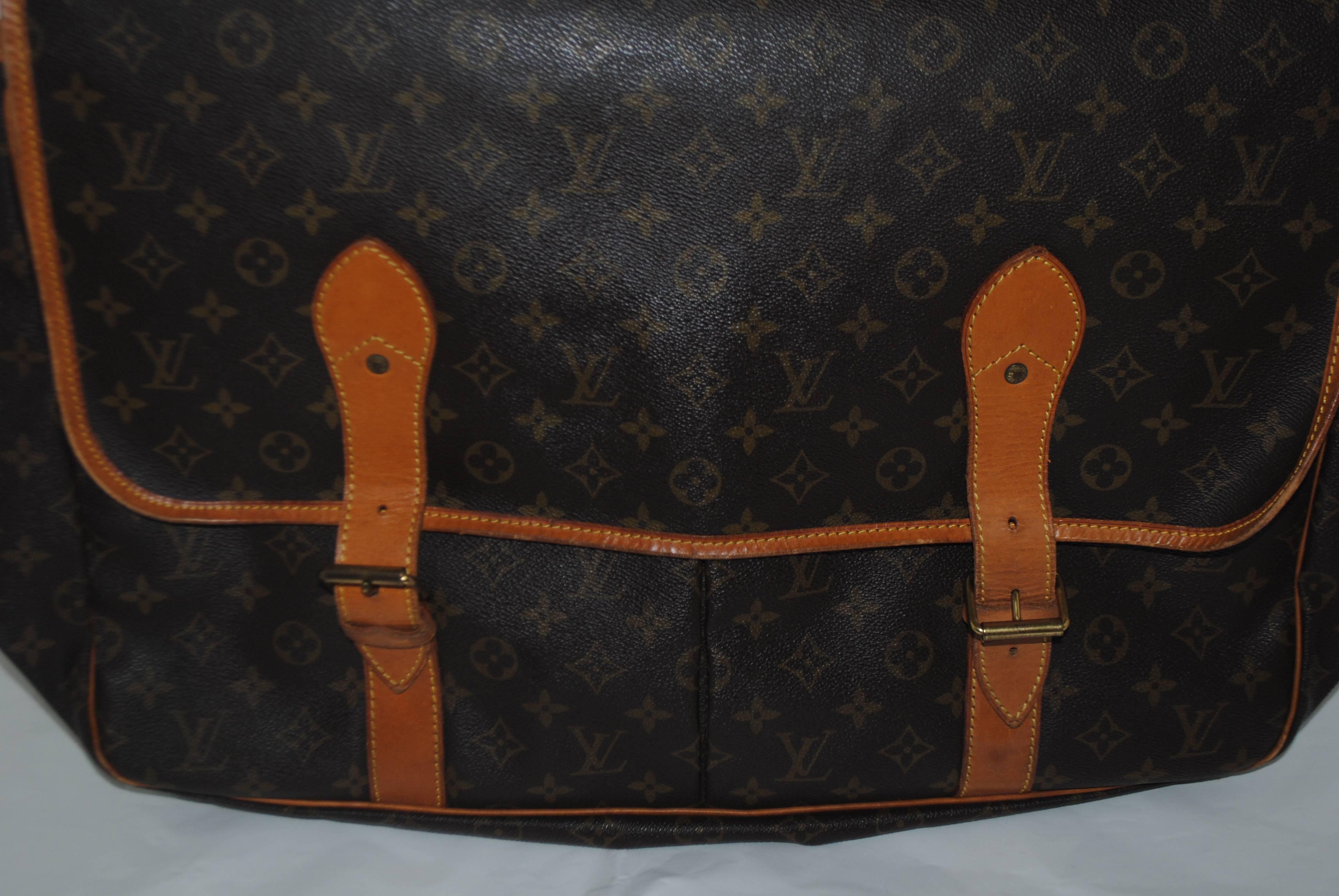 Louis Vuitton Sac Chasse Hunting Monogram Travel Bag
Brown and tan cotton and leather 'Sac Chasse' travel bag from Louis Vuitton Vintage featuring a front flap closure, a monogram print, a top handle, a buckle fastening, side buckle fastenings, a