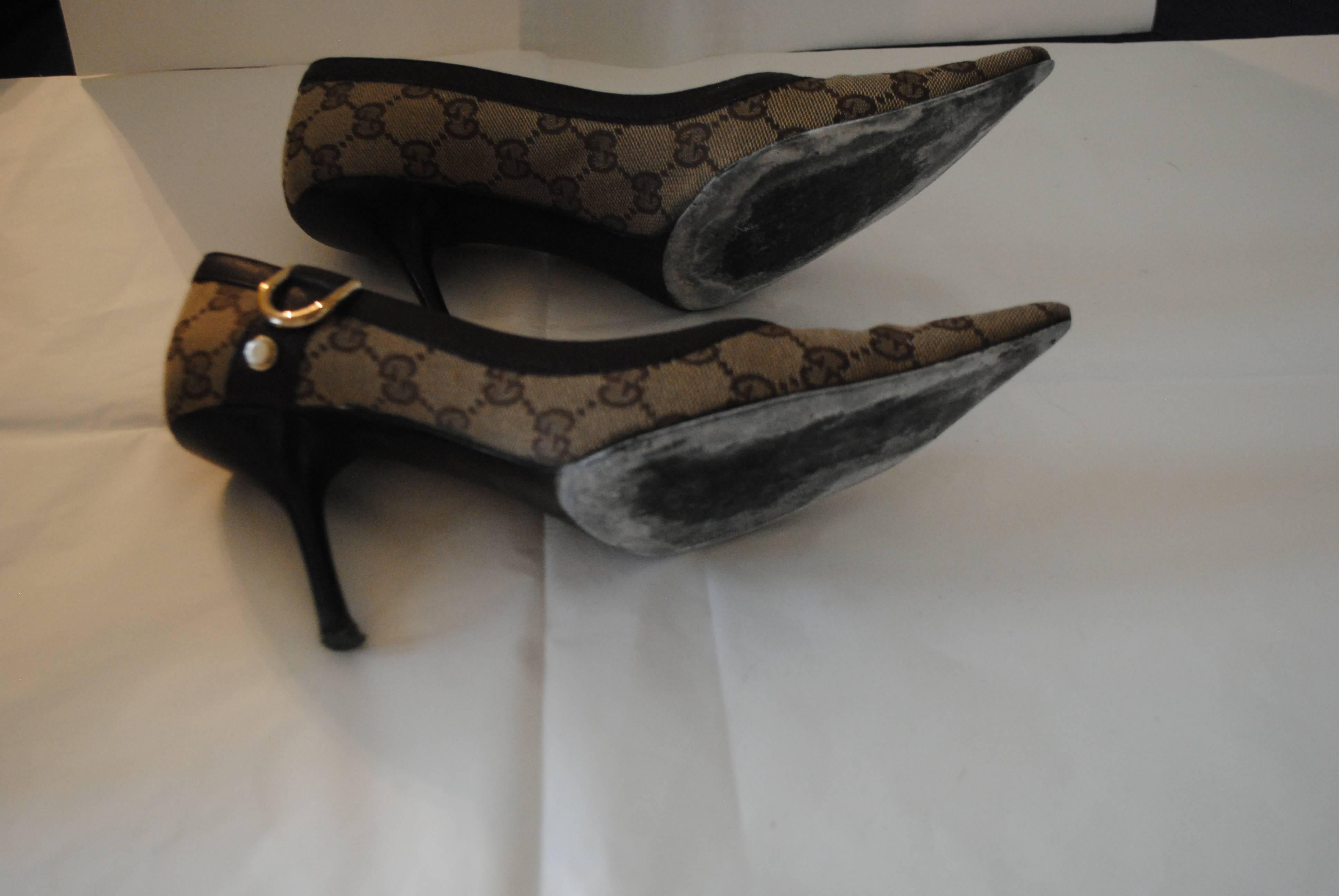 Gucci Textile GG logo Gold Tone Hardware Decollete In Good Condition In Capri, IT