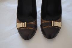 Gucci Vernish Leder GG Logo Goldfarbenes Dekolleté mit Hardware