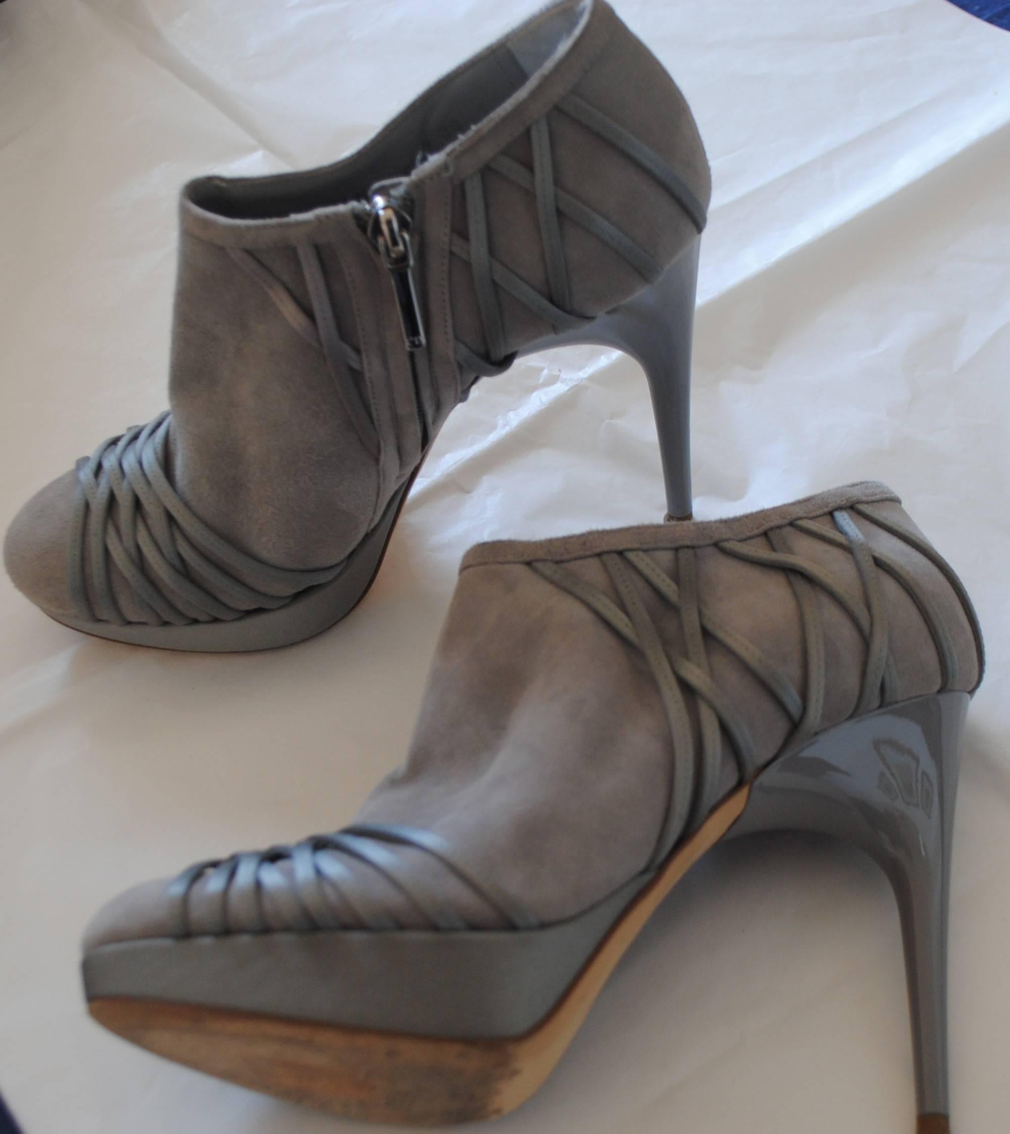 Christian Dior Grey Velvet Leather ankle boot
Grey Velvet and Leather ankle boot by Dior in size 36
Heel 11 cm
