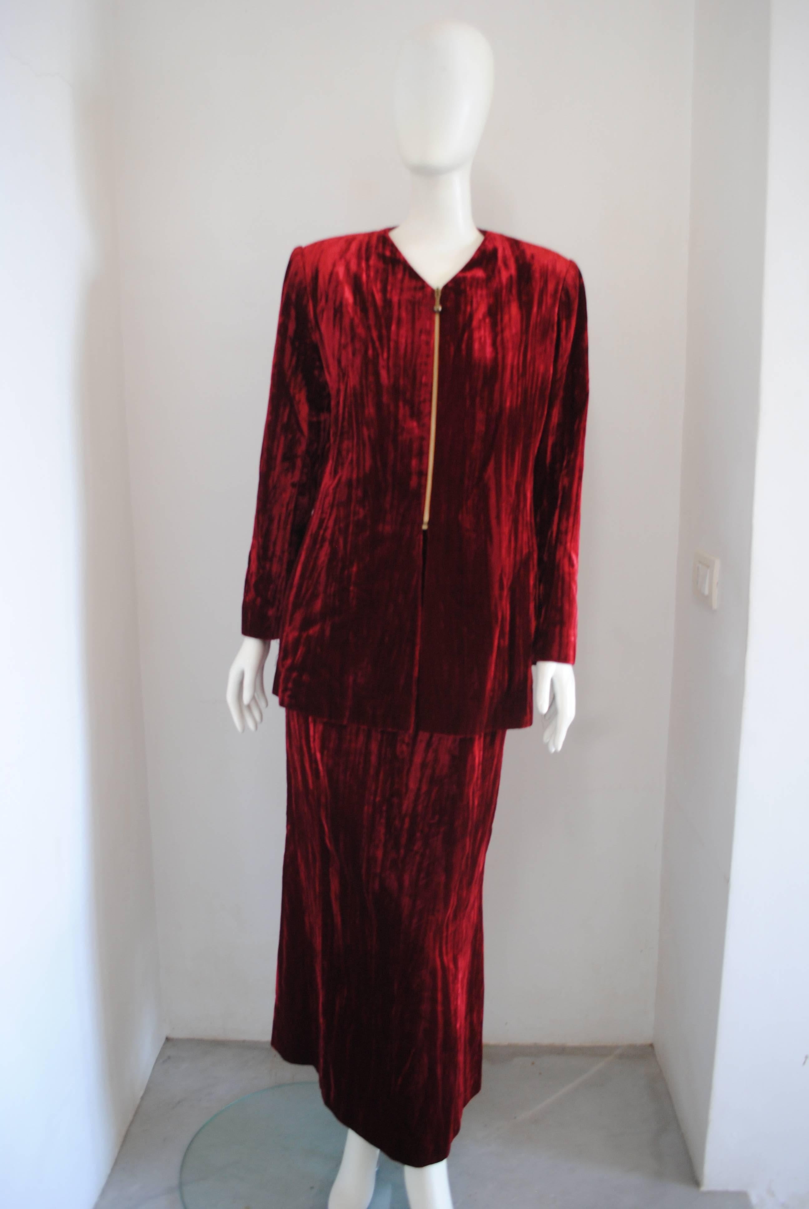 1980 Brujò Costume jupe en velours rouge

Totalement fabriqué en Italie 

Composition : Viscose

Mesures de la veste : Longueur totale 73 cm de l'épaule à l'ourlet 57 cm 

Mesures de la jupe : Longueur totale 100 cm Taille 74 cm embelli par un