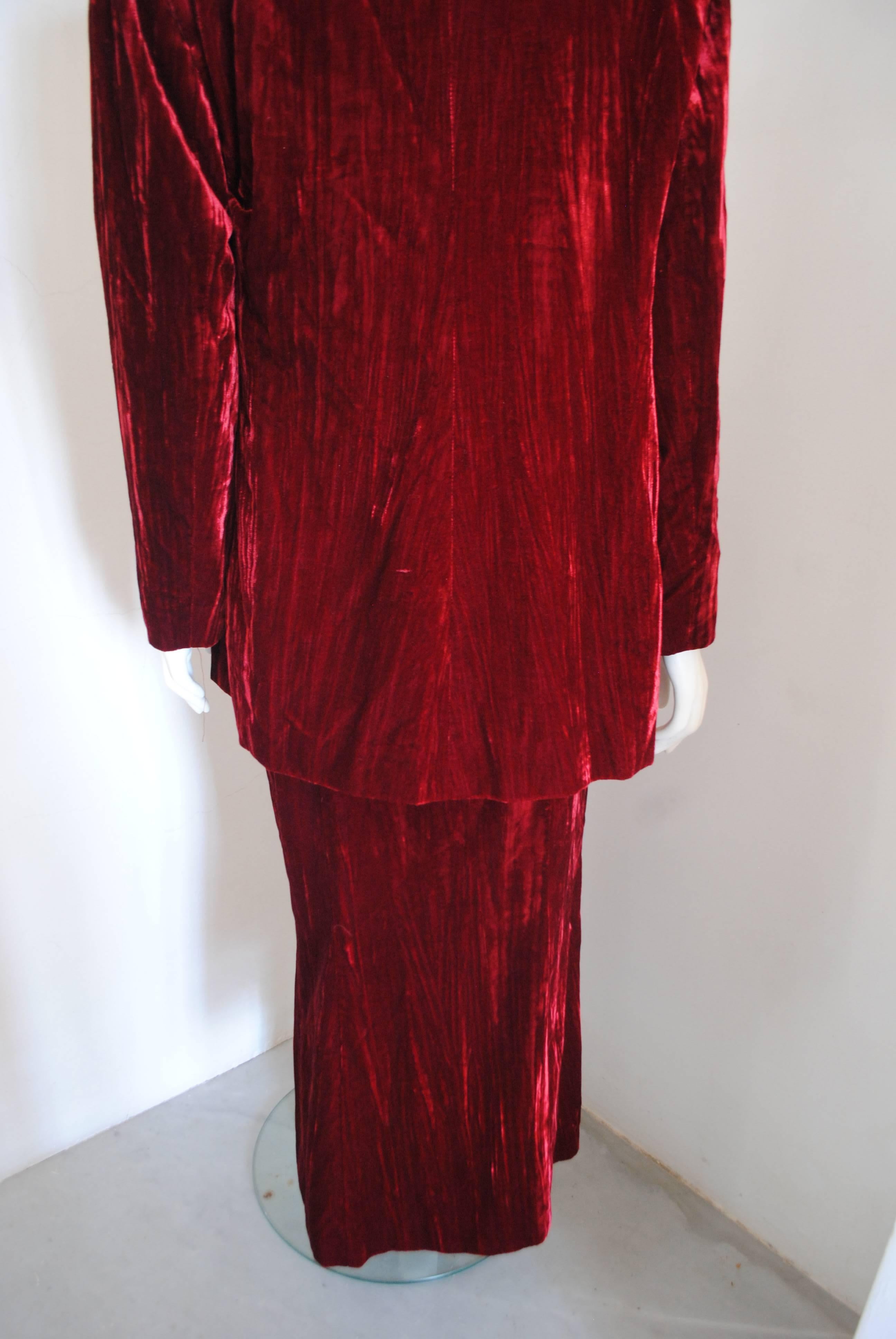 Tailleur jupe en velours rouge Brujò, 1980 en vente 2
