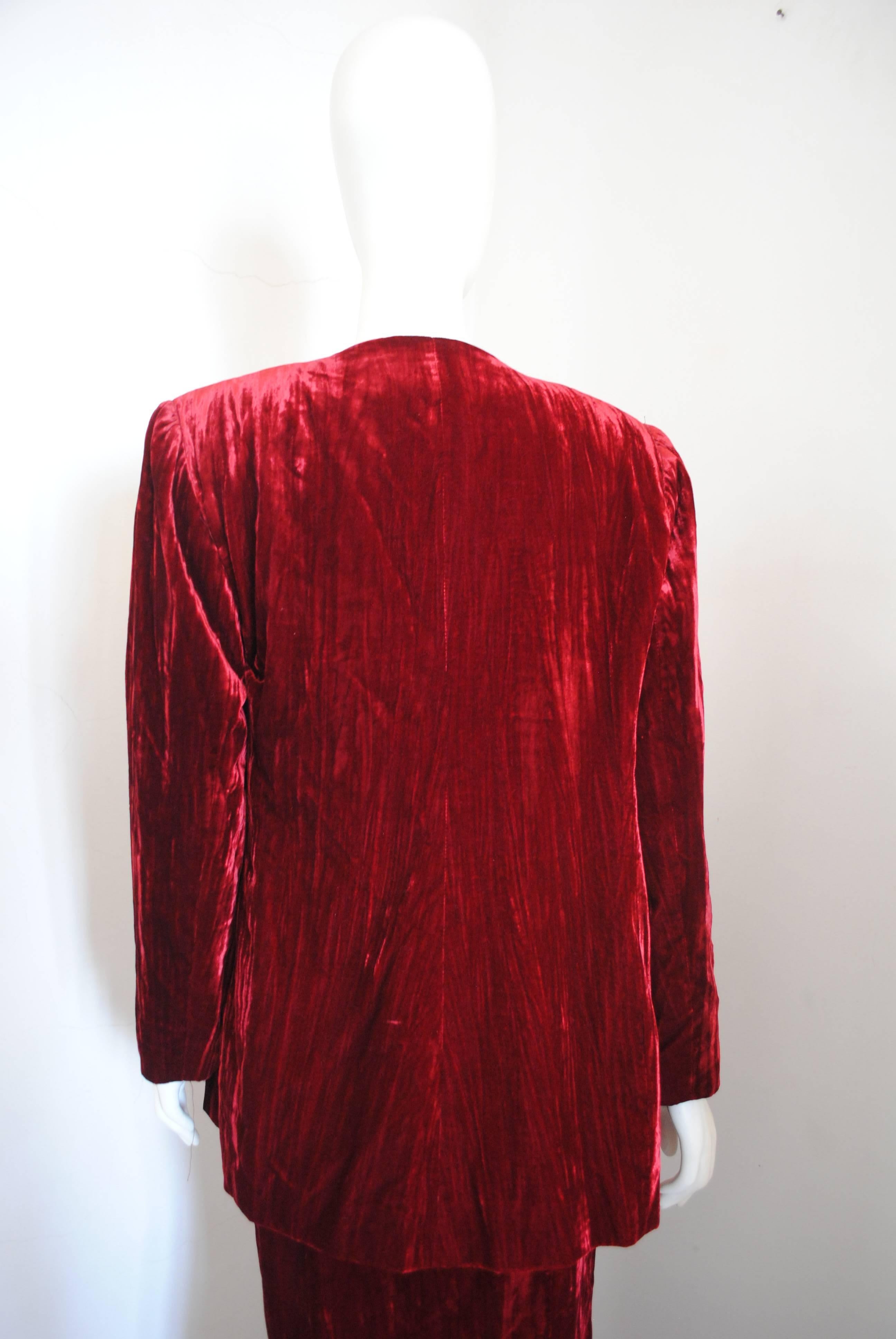 Tailleur jupe en velours rouge Brujò, 1980 en vente 1