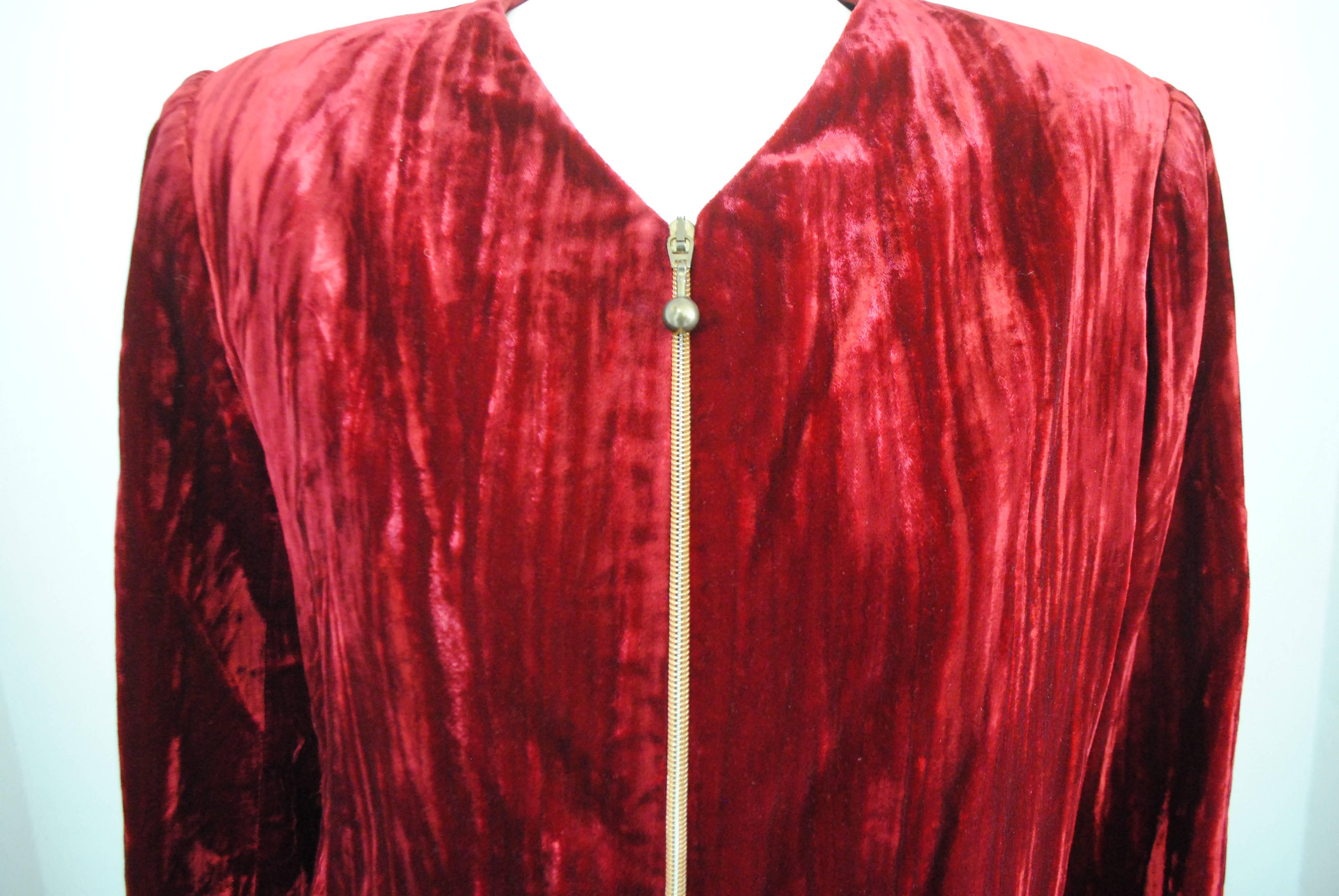 Noir Tailleur jupe en velours rouge Brujò, 1980 en vente
