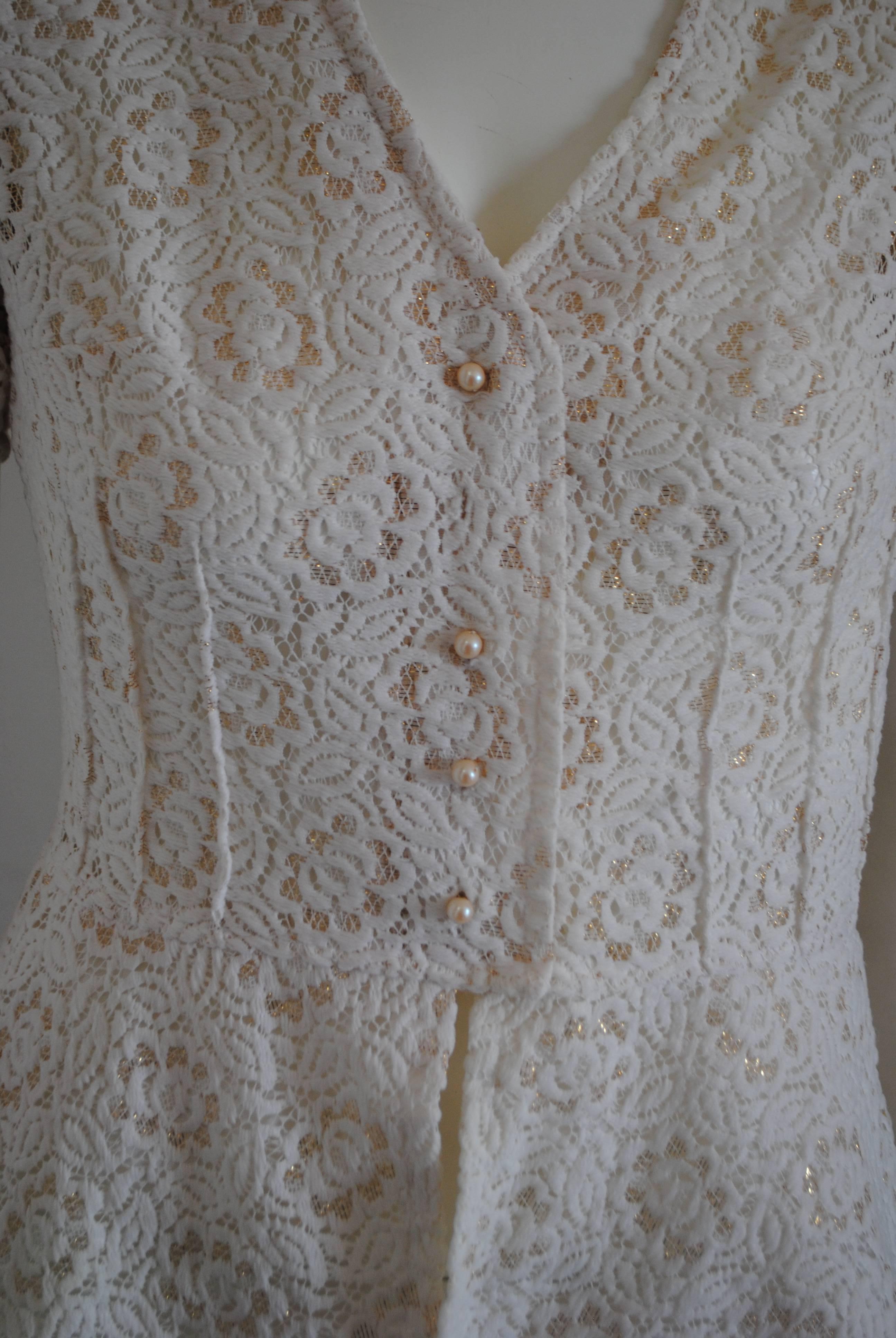 1980 Vintage veste blanche à fleurs rangées en ton or

4 boutons en fausses perles embellis

Totalement fabriqué en Italie en taille S