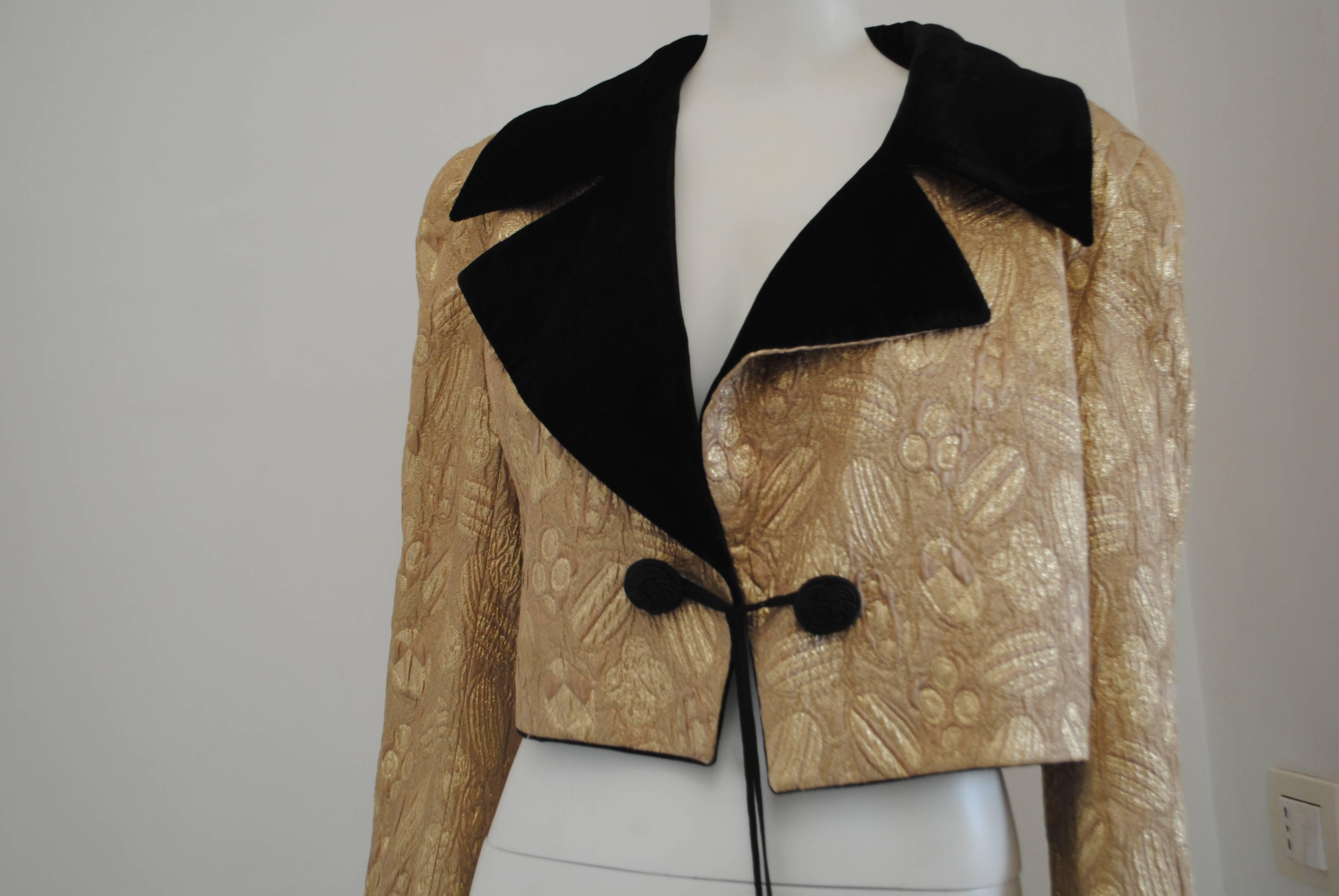 1970s Loretta di Lorenzo Gold and black Velvet Jacket

Gold tone jacket with black velvet jacket totally made in italy in italian size range 42

Composition: Wool, silk and others
