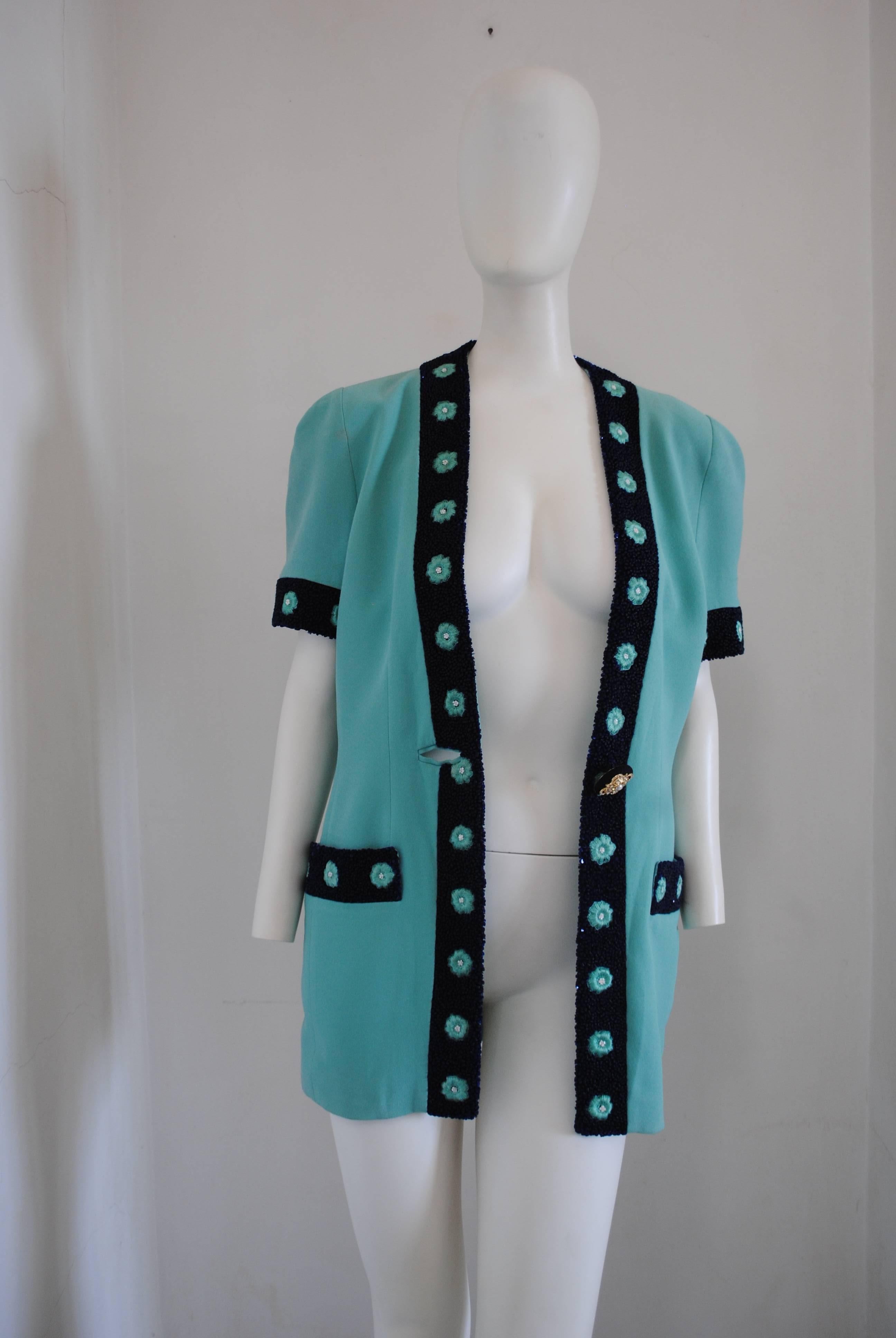 Gai Mattiolo Couture Tiffany Green Blu Beads Jacket

Gai Mattiolo short sleeves jacket embellished with blu beads green flowers and a gold tone with faux pearl botton 
Totally made in italy in italian size tange 42

Composition: Acetate and viscose