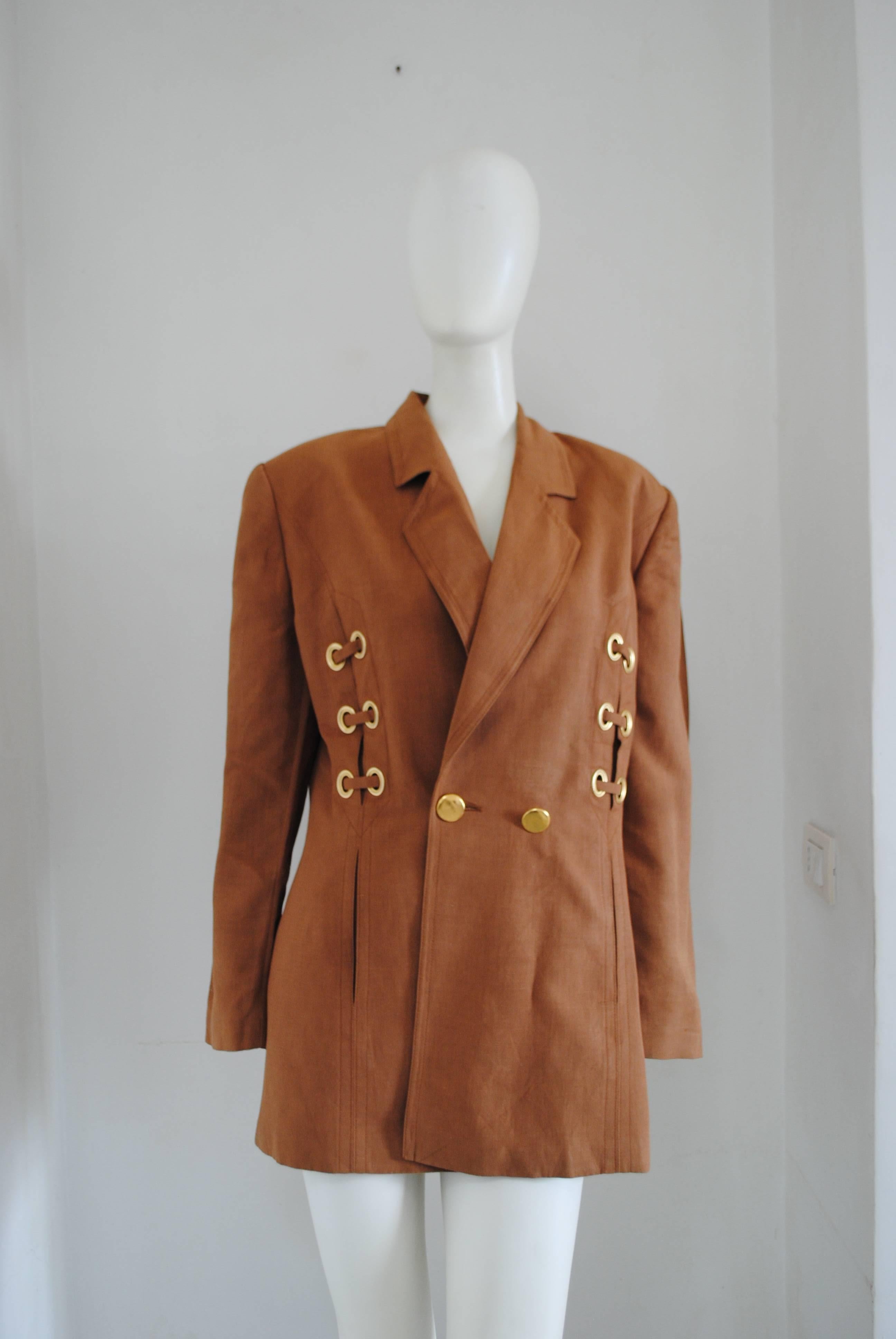 Louis Féraud Brown Gold hw Jacket

Totally made in Germany in size D 40 italian size range 46

Composition: Viscose and Linen
