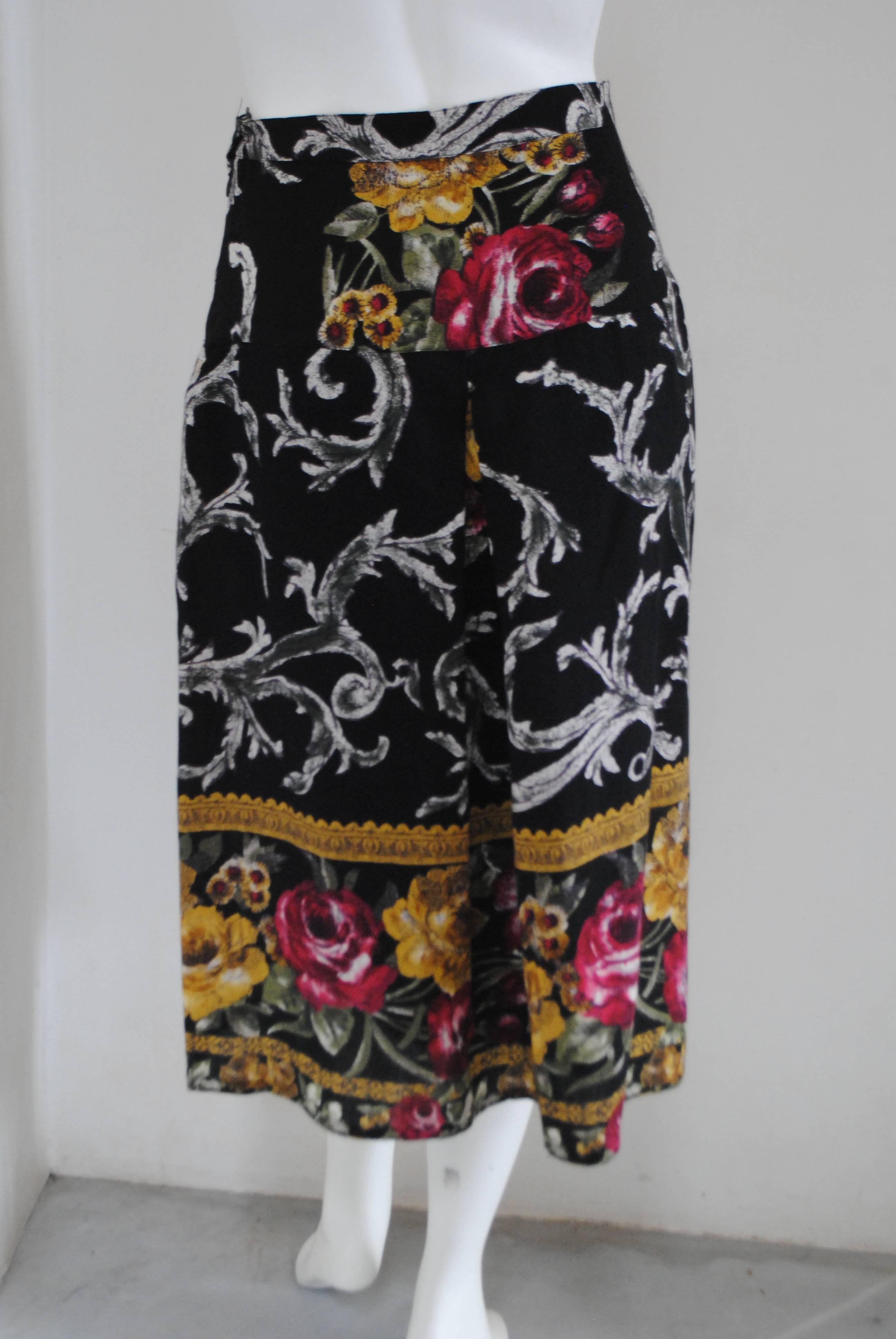 Noir Jupe à fleurs en laine vintage des années 1980 en vente
