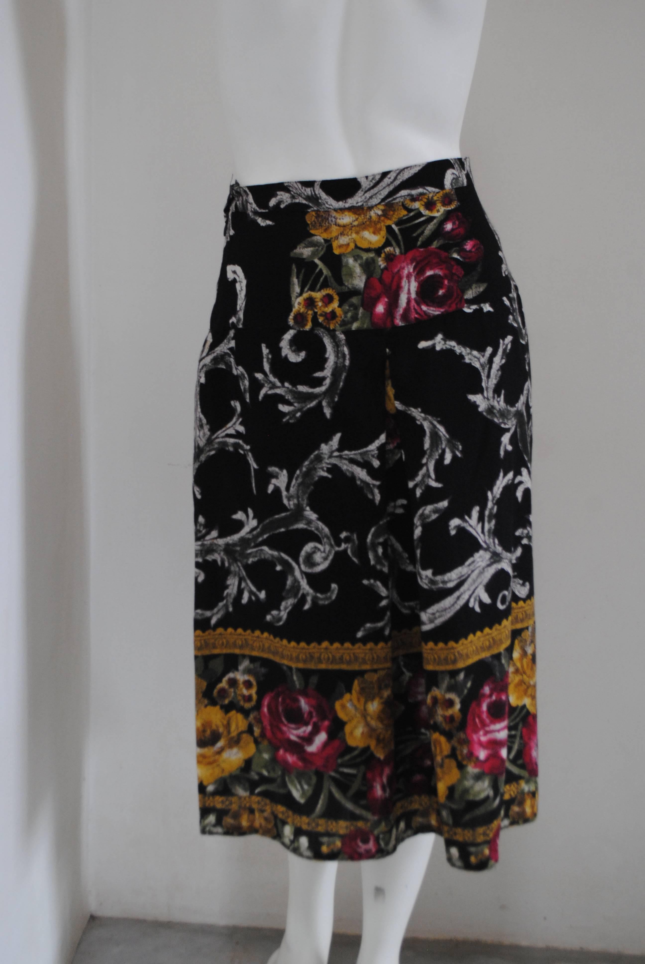 1980s Vintage Wool Flower Skirt In Excellent Condition For Sale In Capri, IT