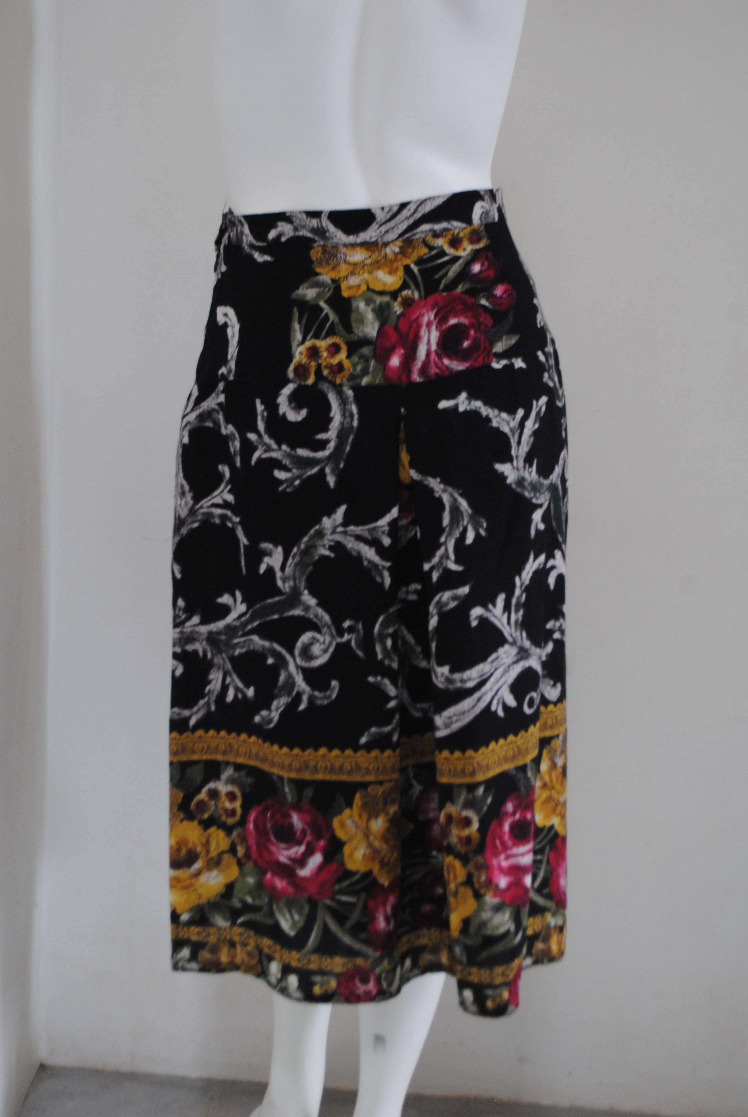 jupe fleurie en laine vintage des années 80

Totalement fabriqué en Italie en taille S

Composition : Laine