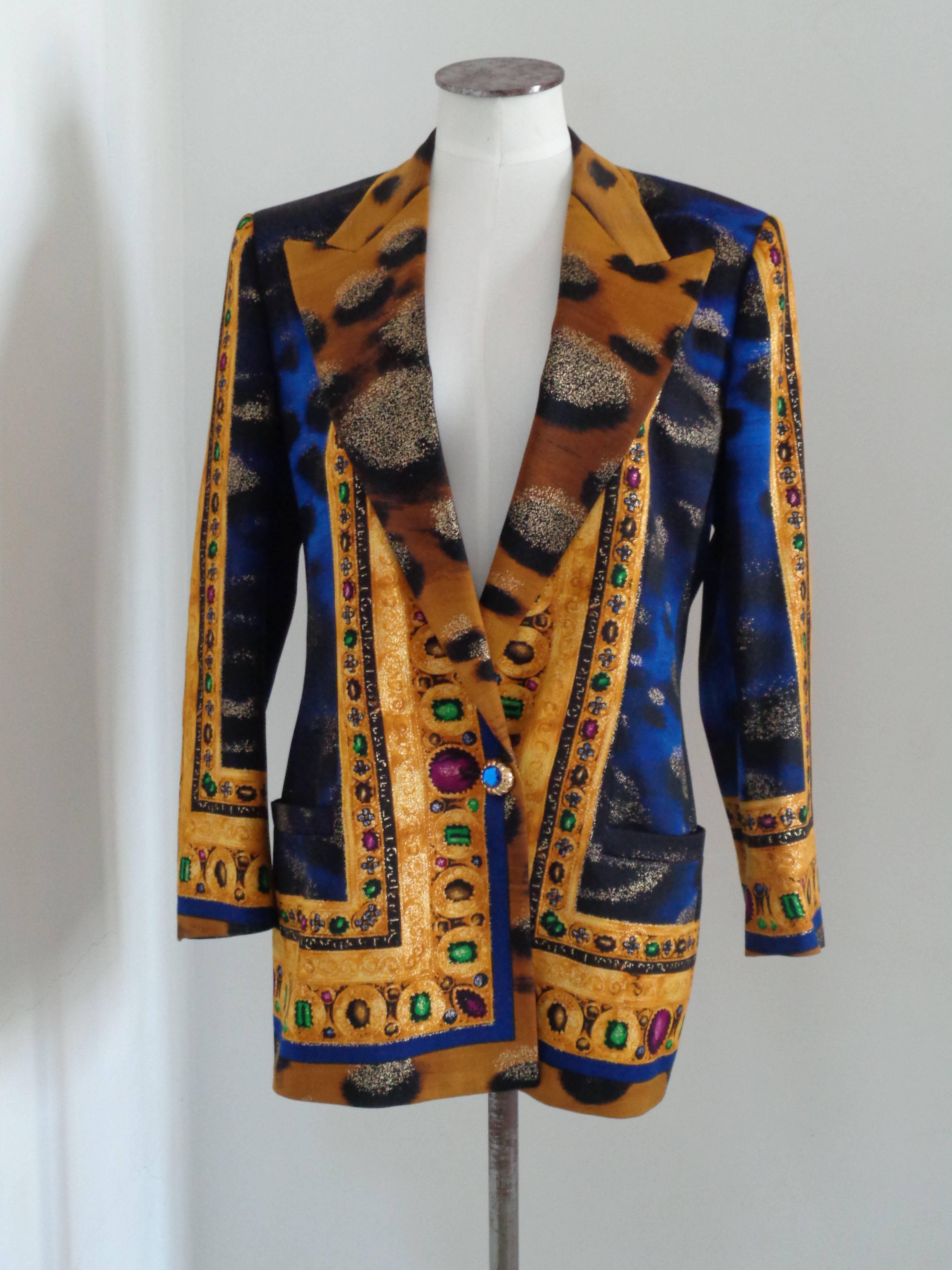 1985 Istante by Gianni Versace Blu Gold Jacket embellished with one gold tone blu stone botton
The 80's represent the theatre of social changes also in the world of fashion, and the eclectic Italian fashion genius Gianni Versace caught them in