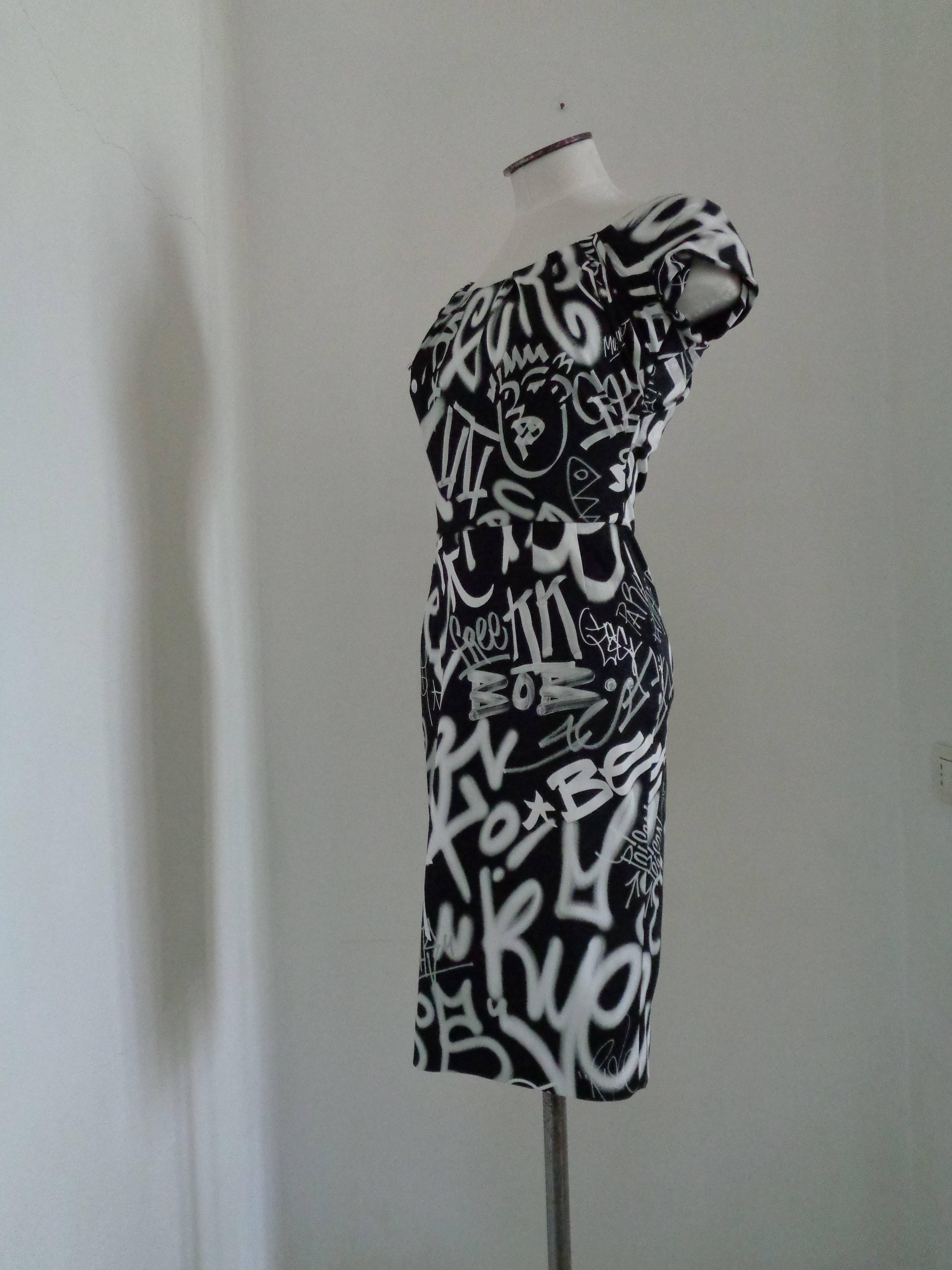 Moschino Couture Black White Graffiti Dress NWOT

Black and white graffiti print dress from Moschino featuring a scoop neck, short sleeves, a concealed rear zip fastening and a fitted waist.
Size 38 in italian size range
Retail Price: 1762 €
Lining