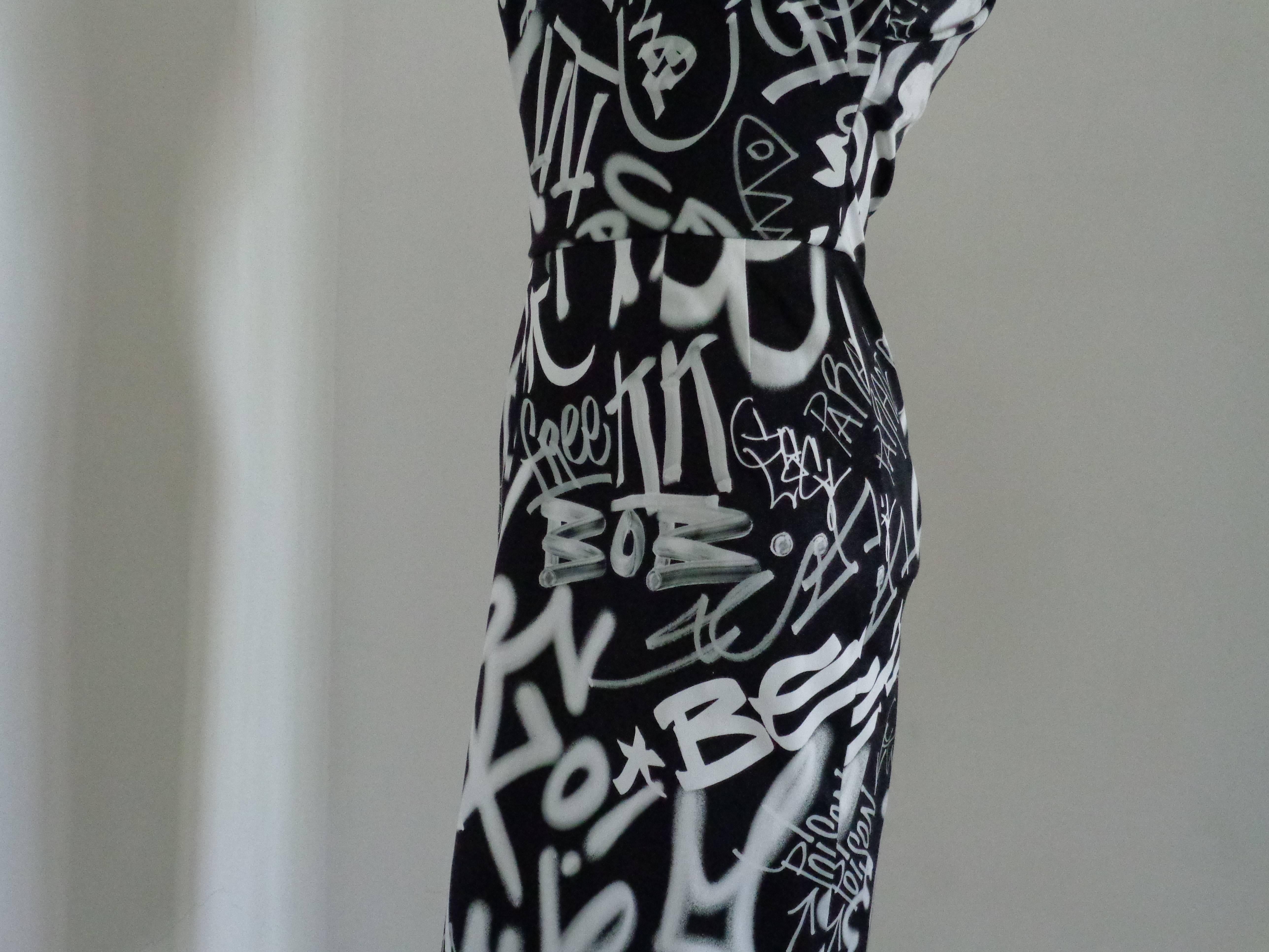 Moschino Couture Vestido Negro Blanco Estampado Graffiti NWOT en Nuevo estado para la venta en Capri, IT
