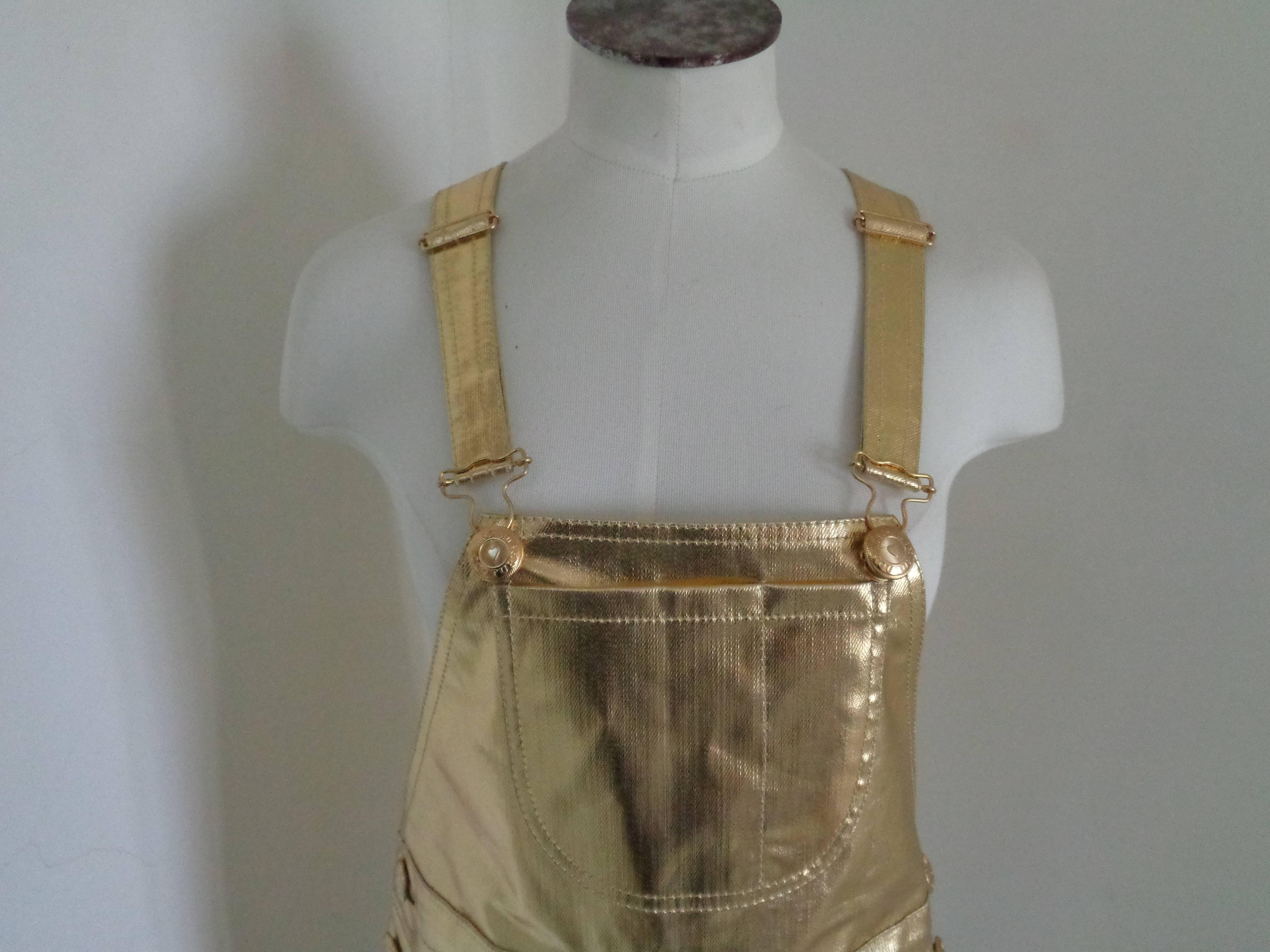 Moschino Couture Overall Gold Salopette NWOT

Composition: Cotton & Others

Two tasks 

Size 44 in italian size range