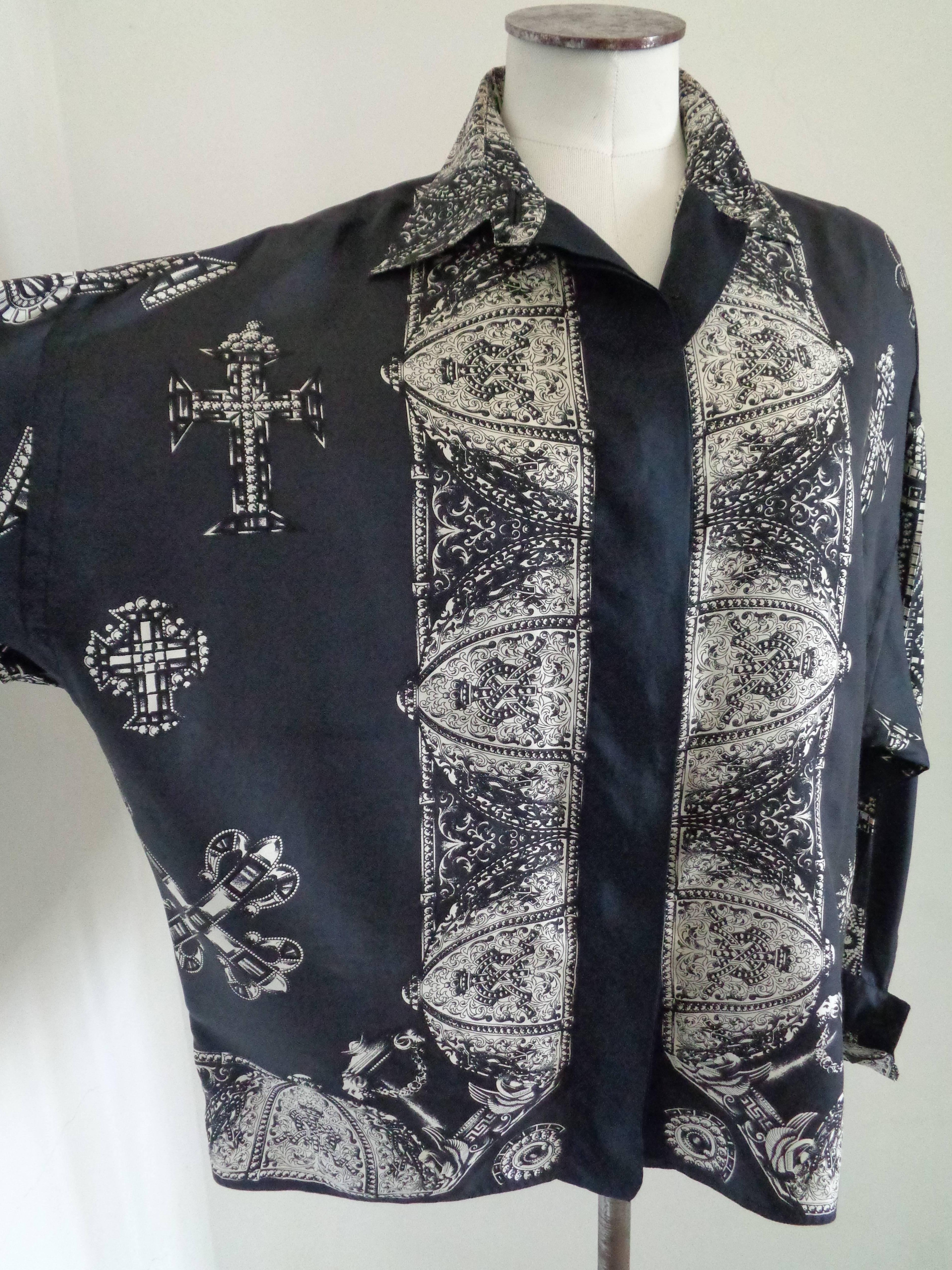 1980s Gianni Versace Black White Silk Shirt

Cross print all over

Totally made in italy in italian size range 44

Composition: Silk

Embellished with gold tone and black stone bottons.