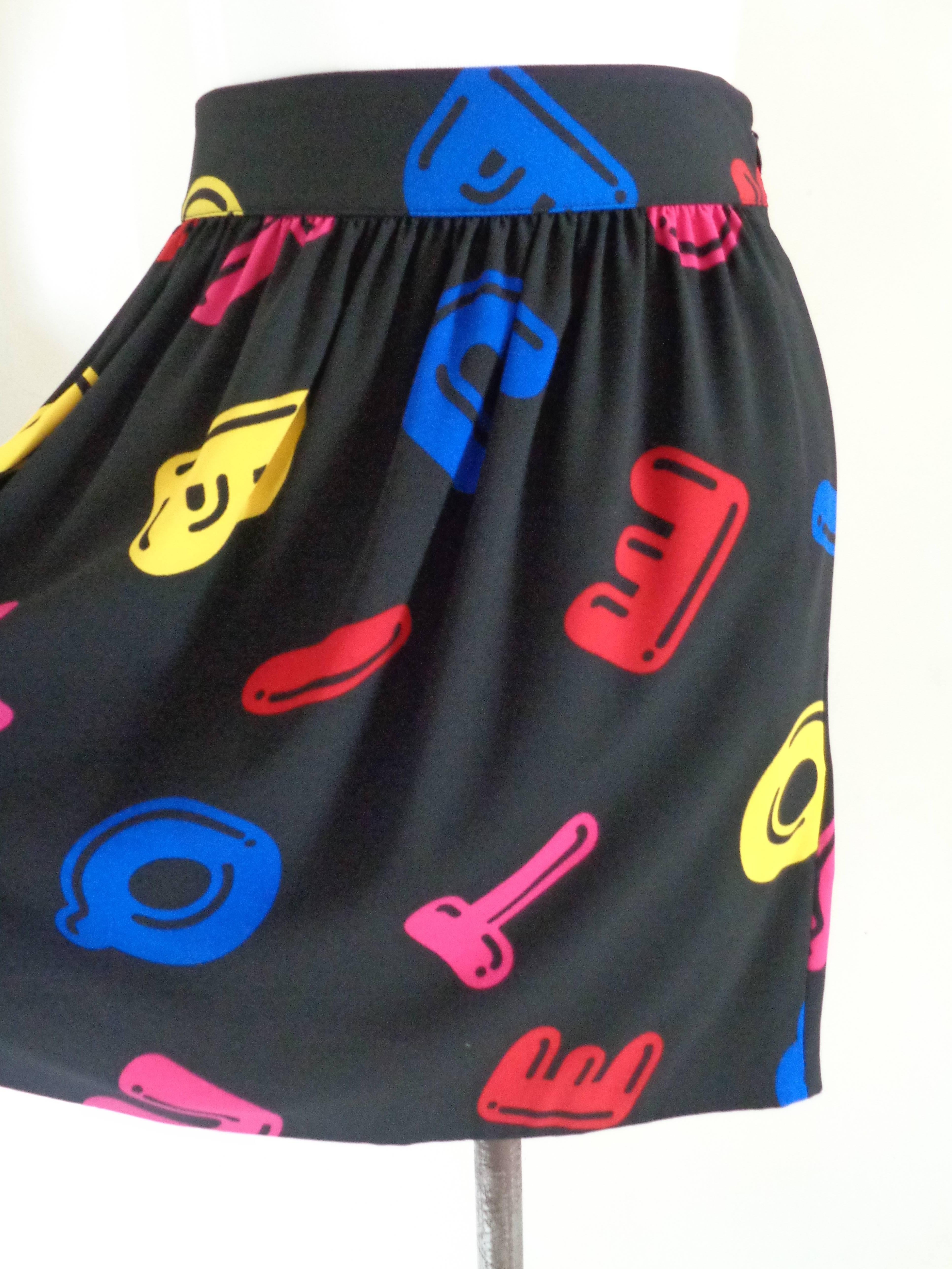 Boutique Moschino Falda NWOT

Tamaño: 48