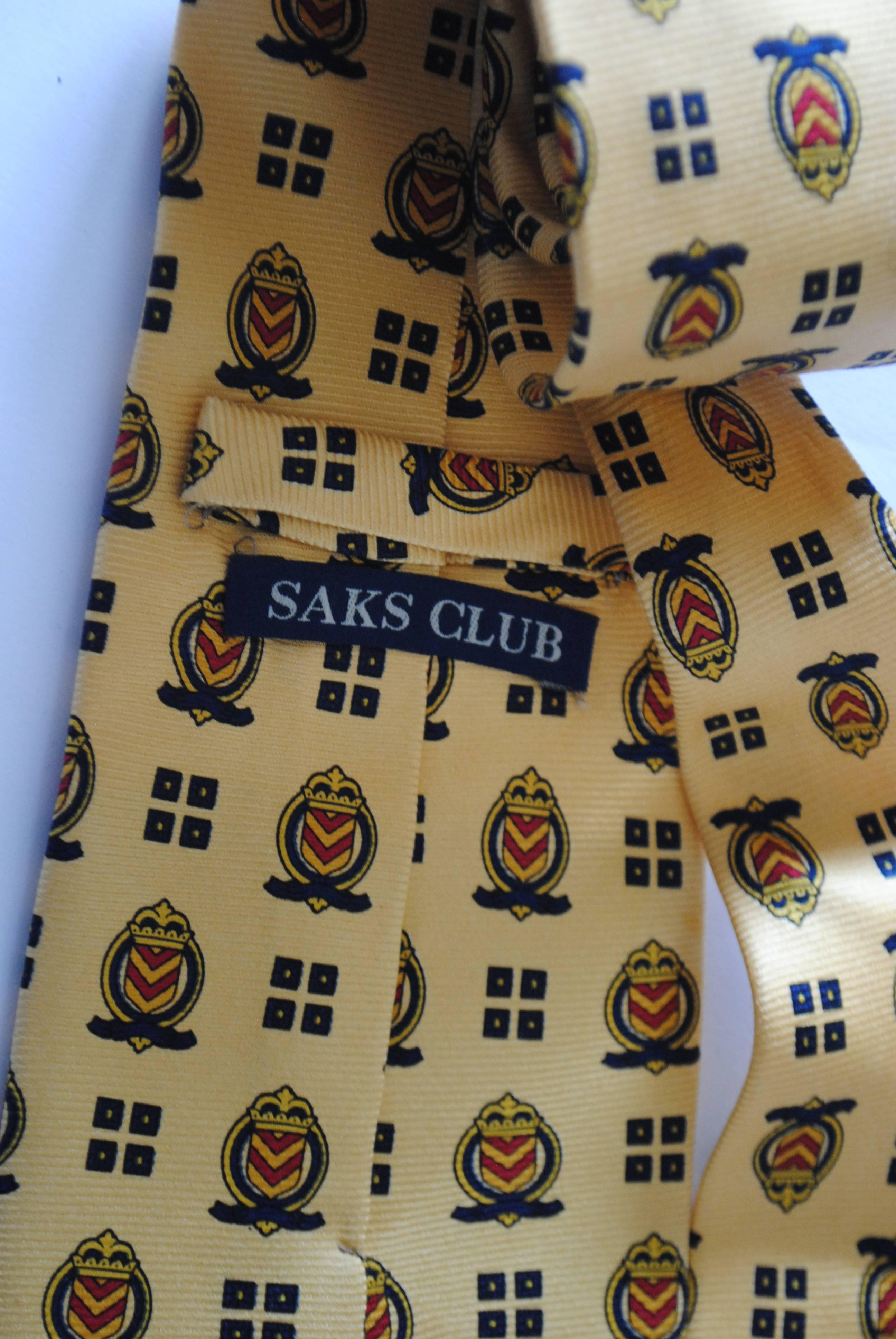 Saks Club Yellow emblems tie In Good Condition In Capri, IT