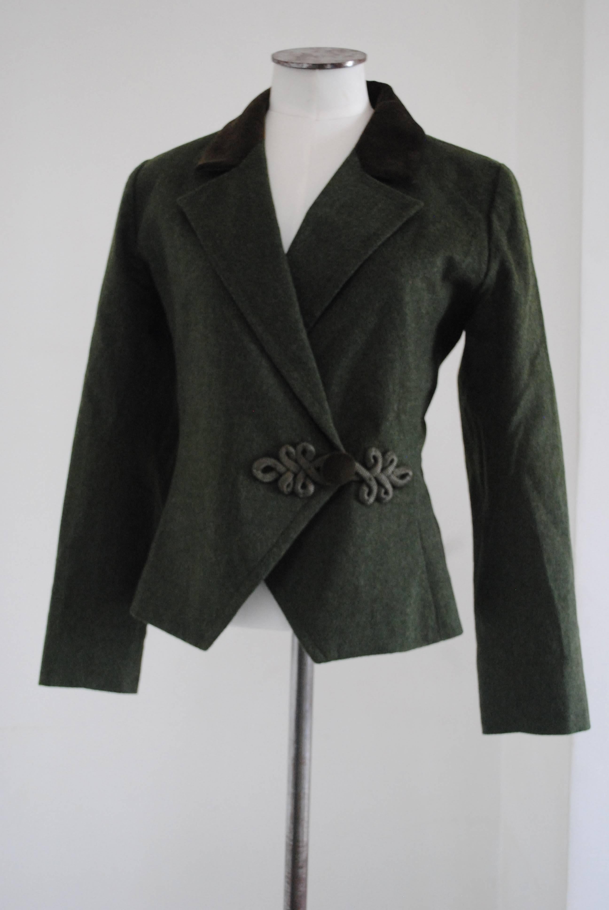 Yves Saint Laurent Variation Green Jacket

Green jacket with brown velvet neck

totally made in italy in size M

Composition: Wool and velvet
