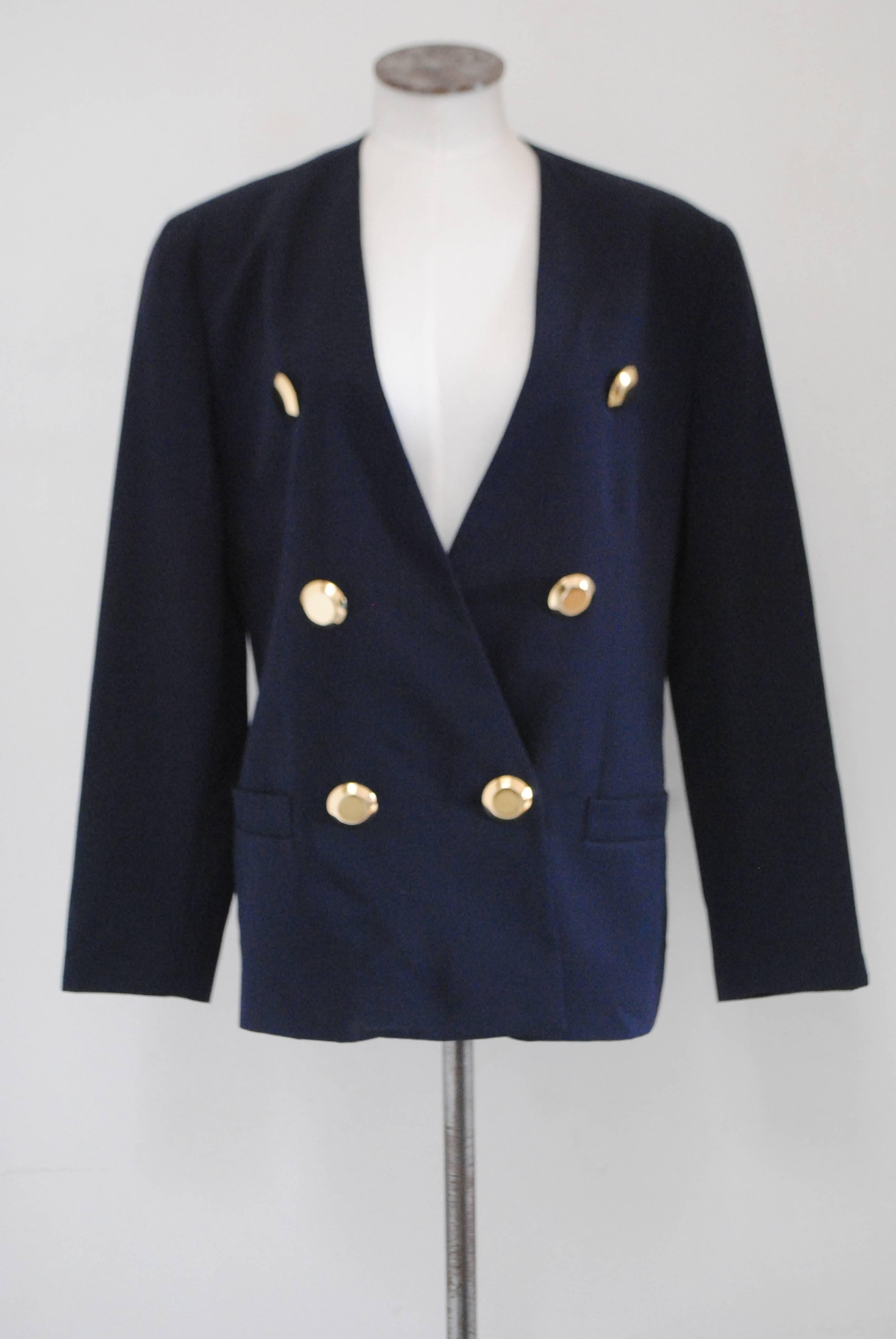 Genny by Gianni Versace Blu Wool Gold Bottons Jacket

Totally made in italy in size 46

Composition Wool

Embellished with huge 6 gold tone bottons all on the front
