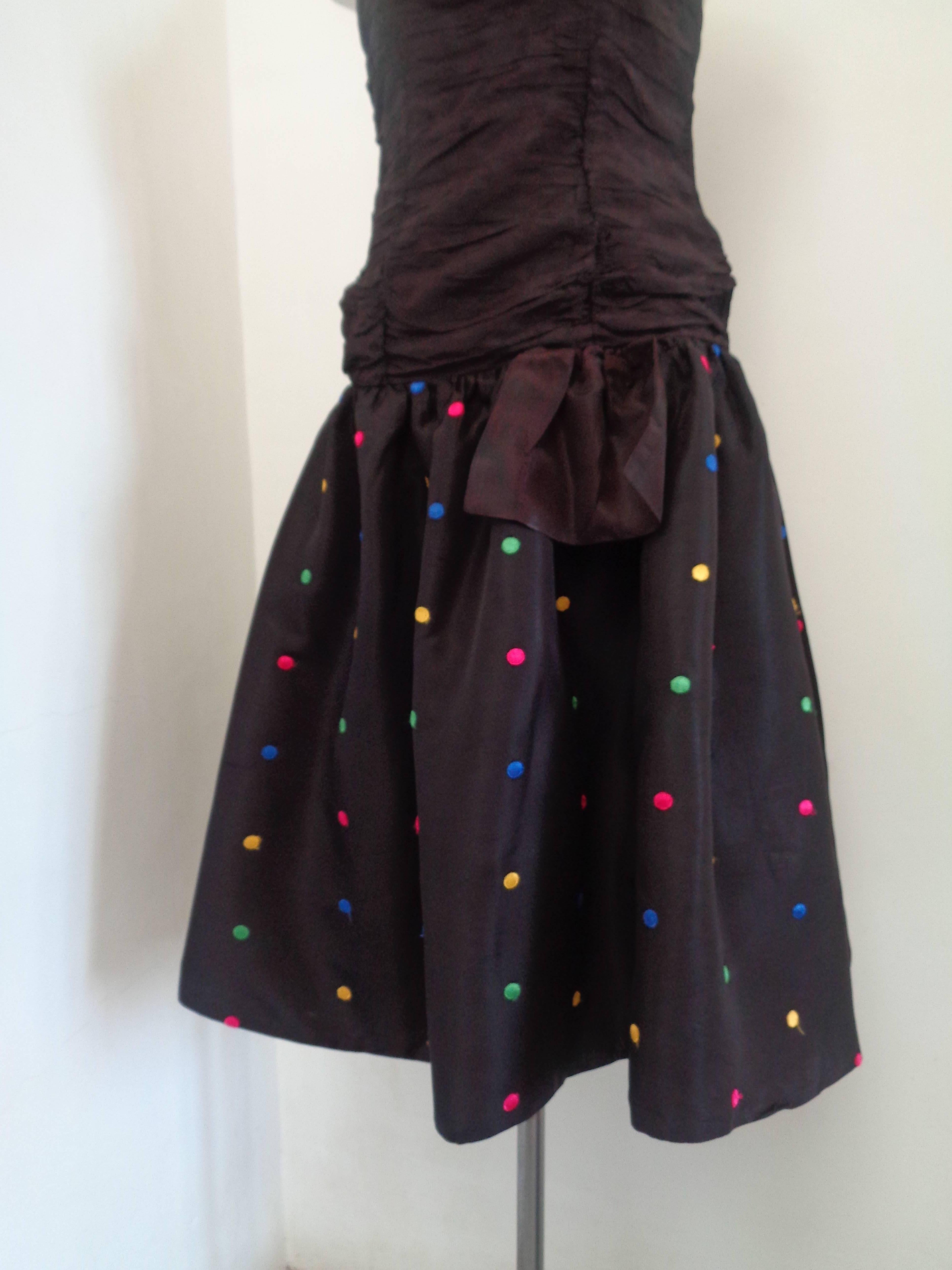1980er Jahre Prom Night Blacke Kleid mit Pois auf Rock verschönert

Vollständig in Italien hergestellt 

Zusammensetzung: Viskose, Polyester, Polyamid

Größe 36