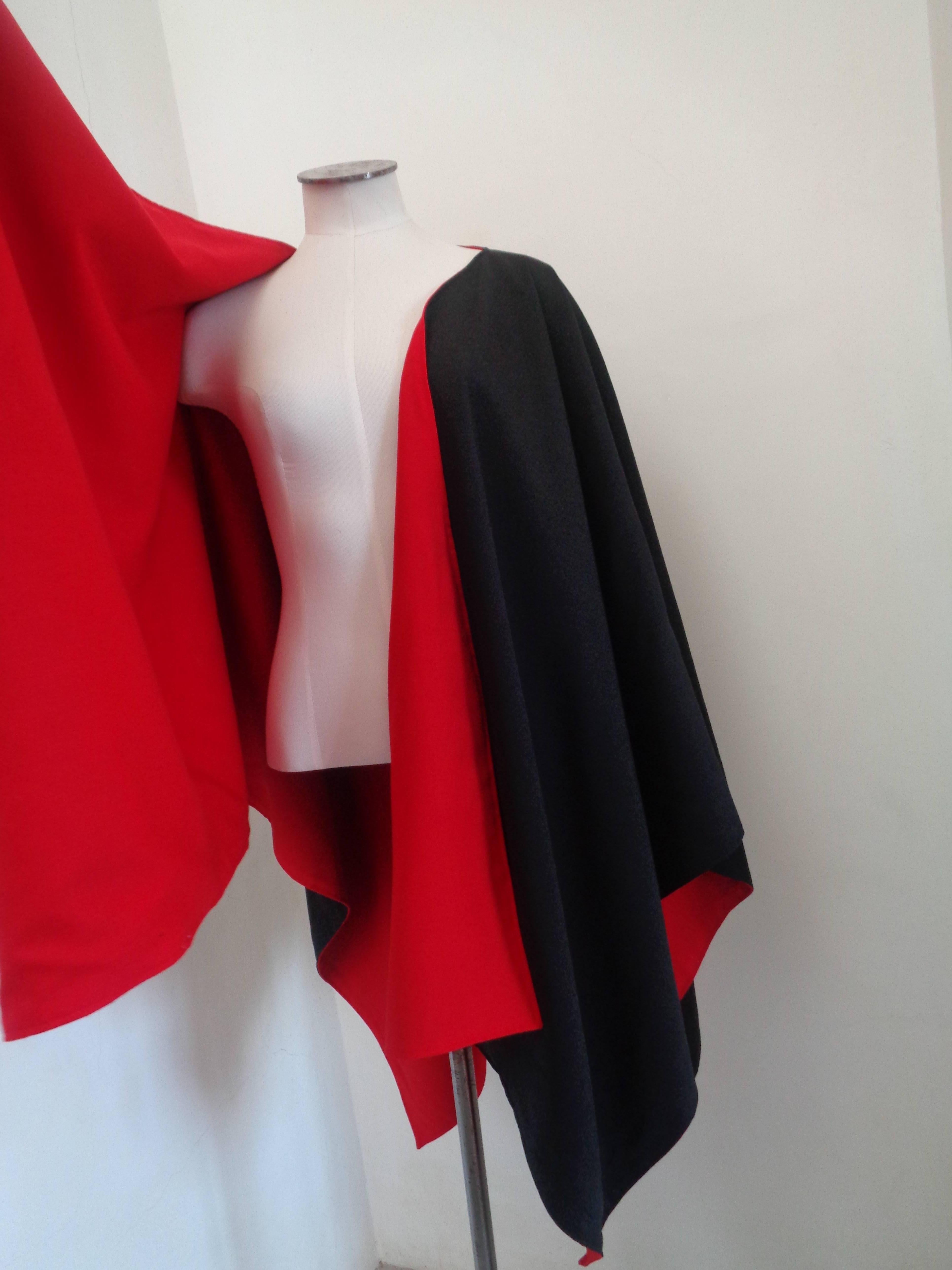Black and Red Cloak In Excellent Condition In Capri, IT