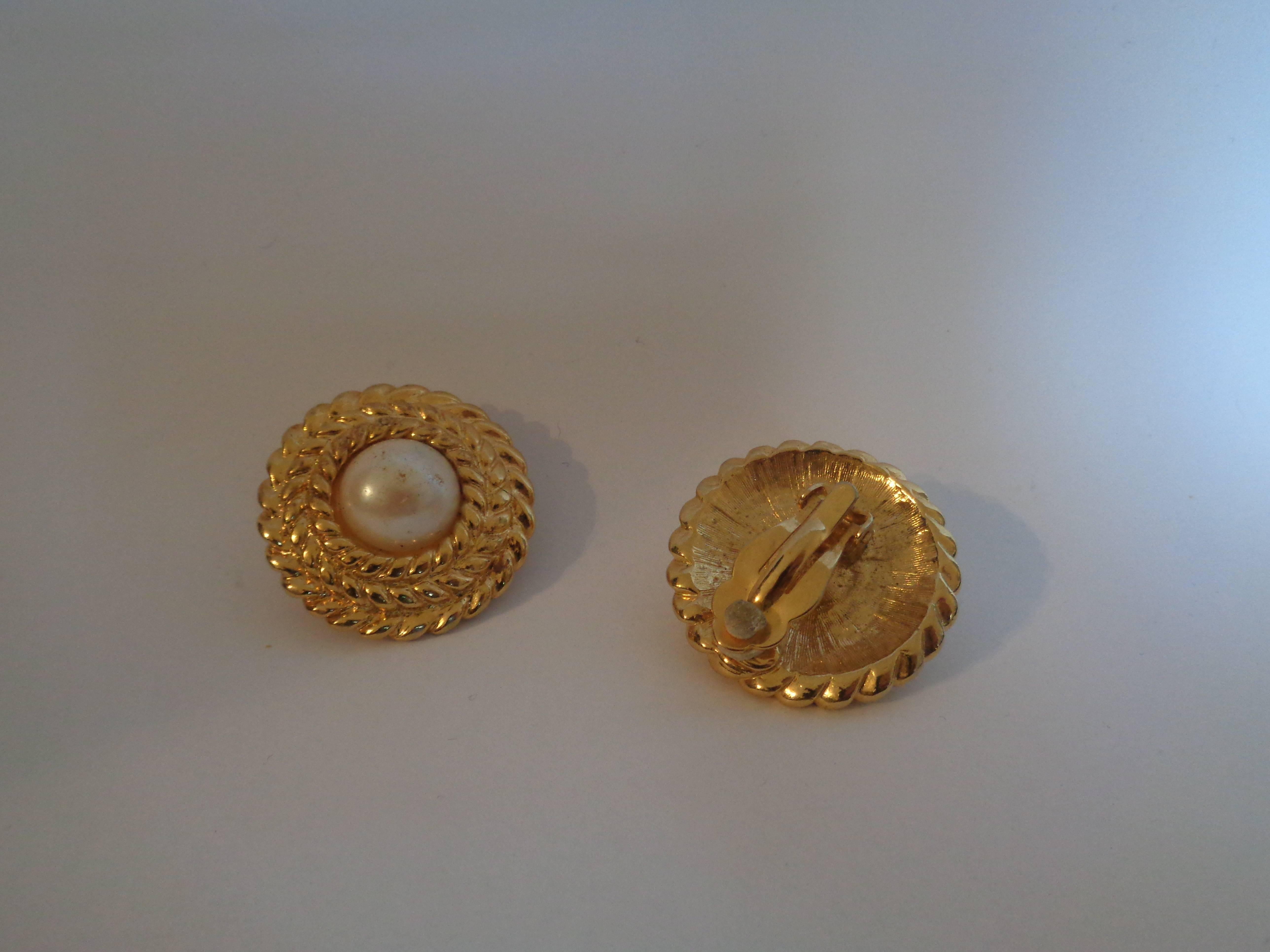 1980s Gold tone Faux Pearls Clip on earrings In Good Condition In Capri, IT