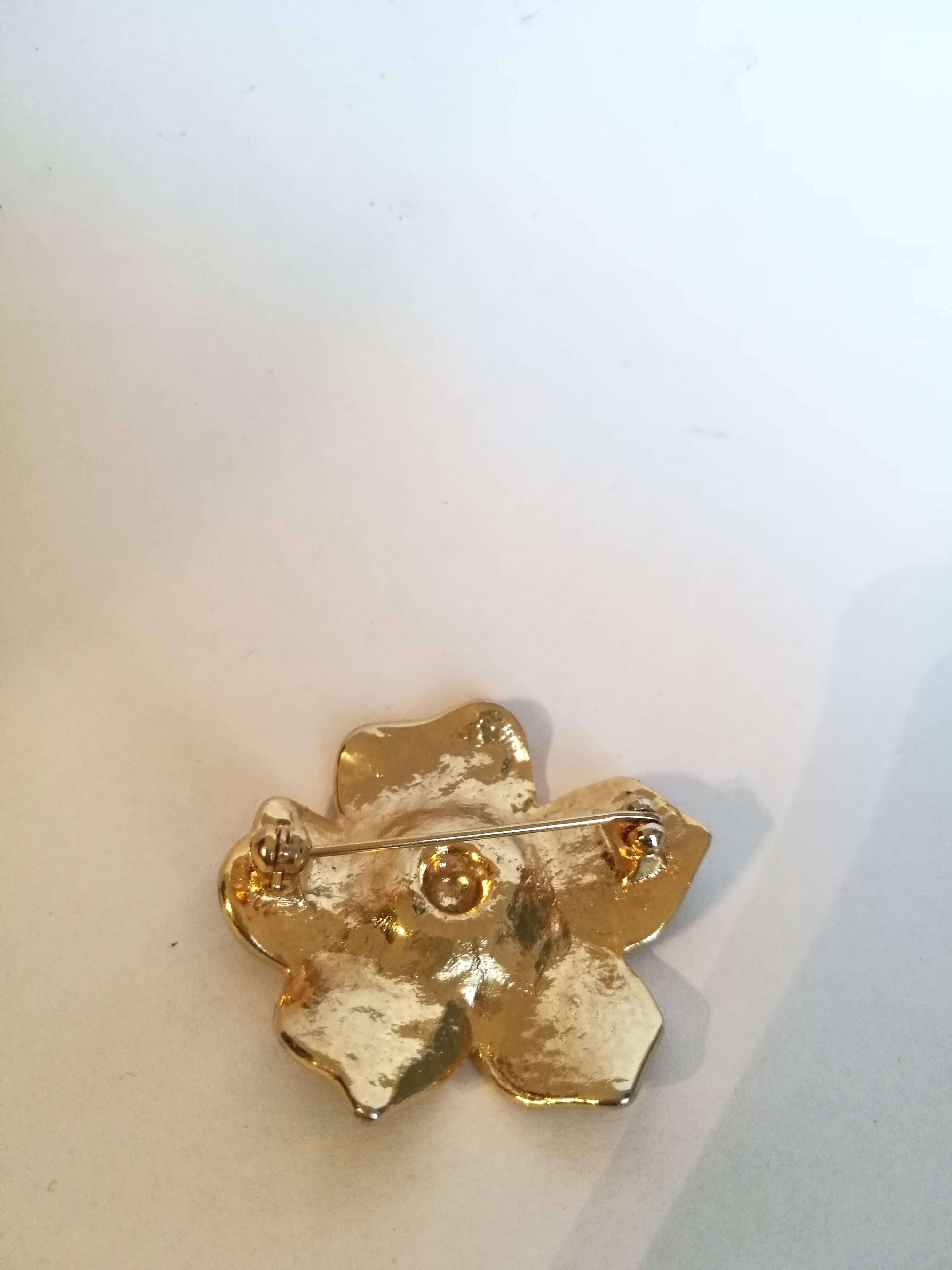 1970s Gold tone Green Flower Brooch In Excellent Condition For Sale In Capri, IT