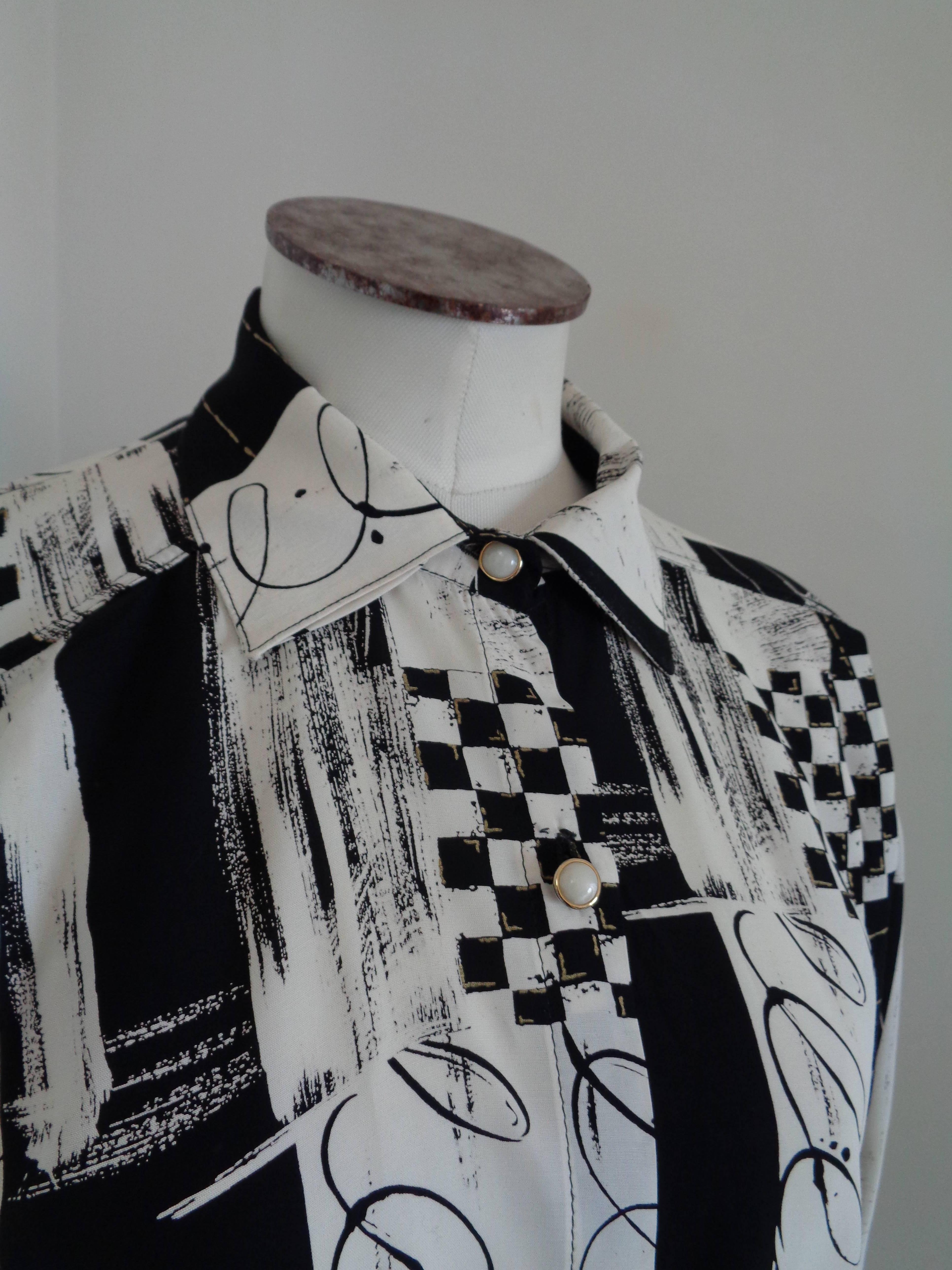 1980s Vintage Black & White Silk Shirt

Totally made in italy in size m