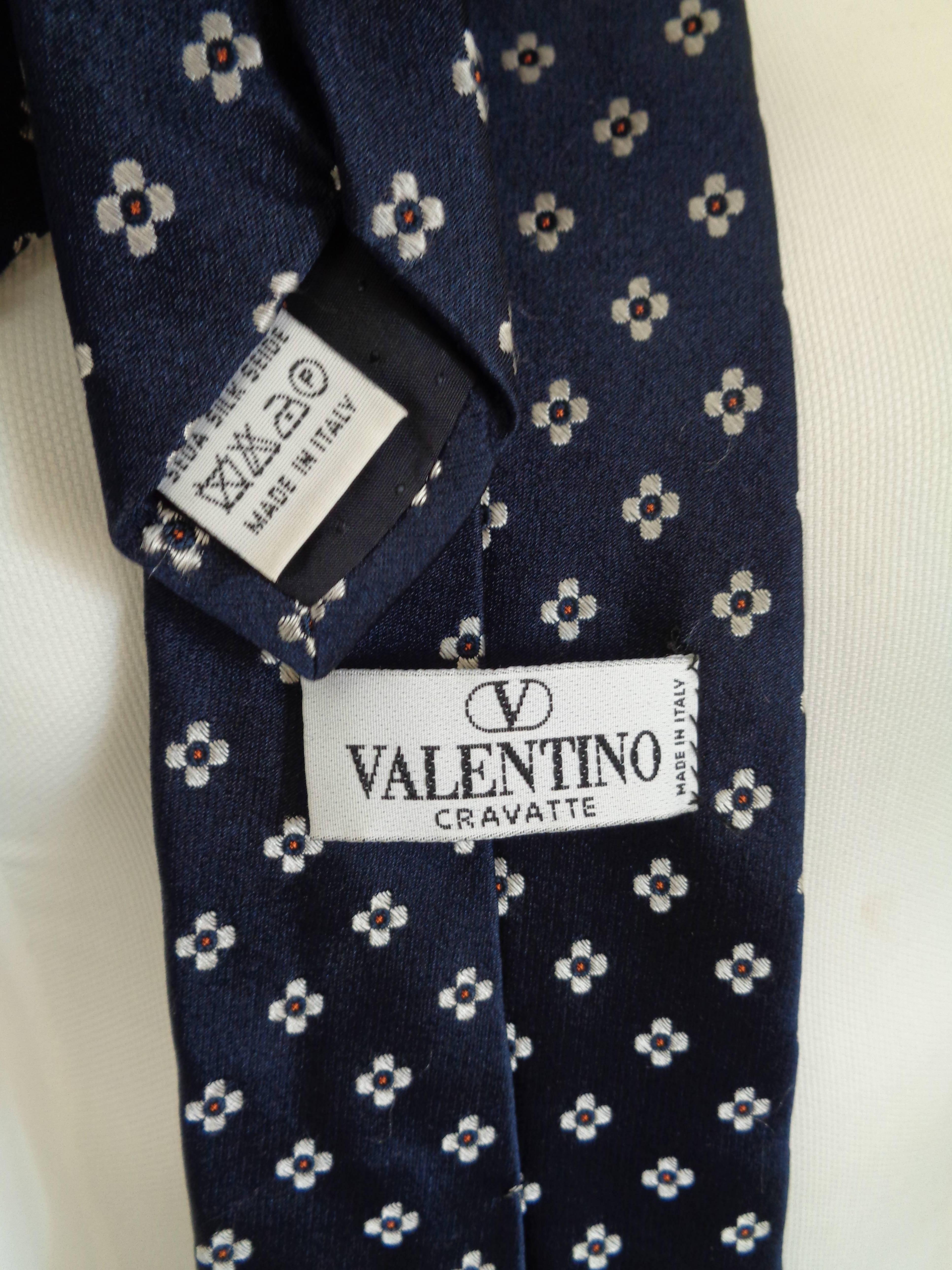 Valentino blu white flower silk tie In Excellent Condition In Capri, IT
