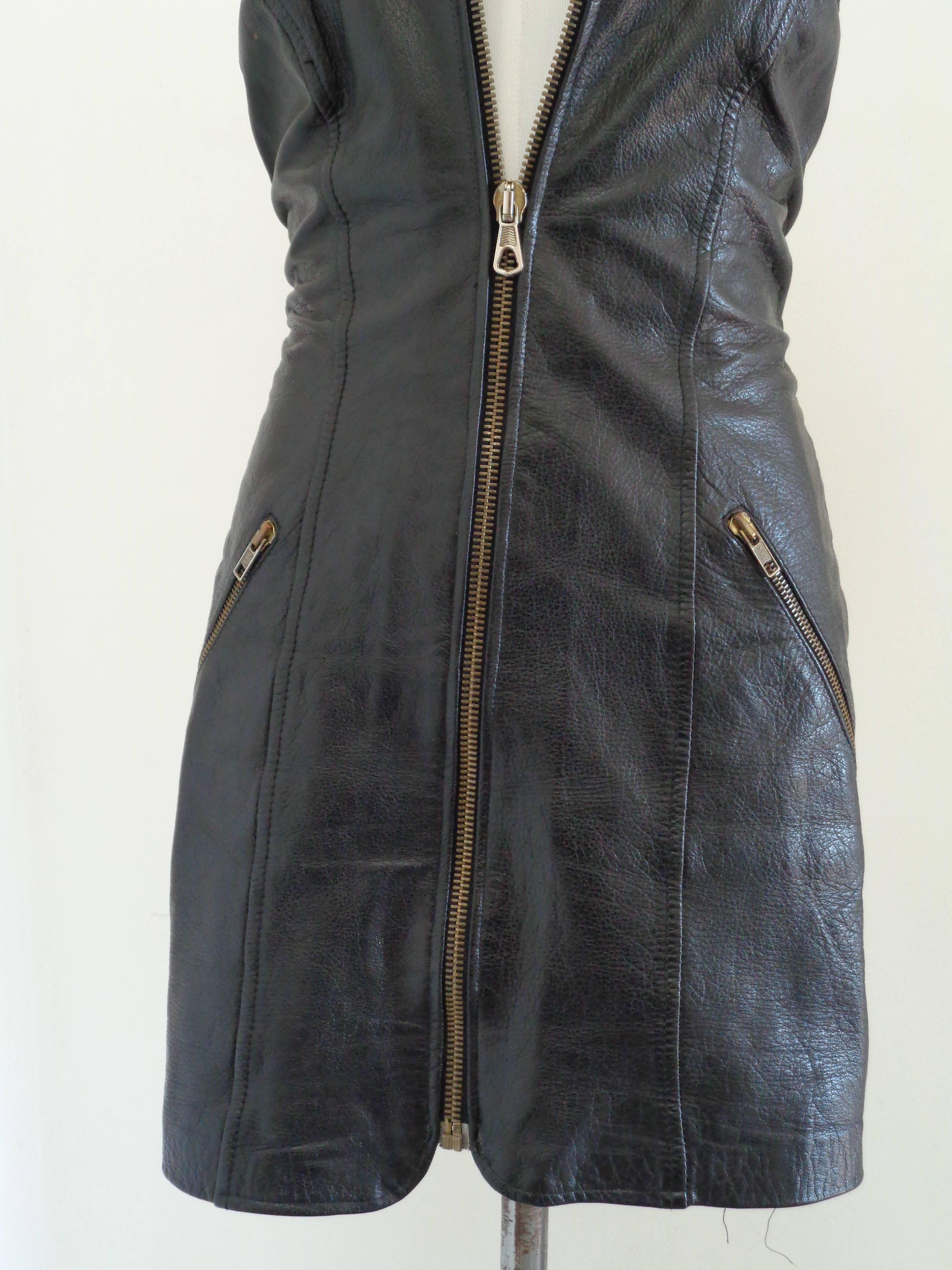 Moschino Cheap & Chic - Robe en cuir noir

Totalement fabriqué en Italie en taille M 