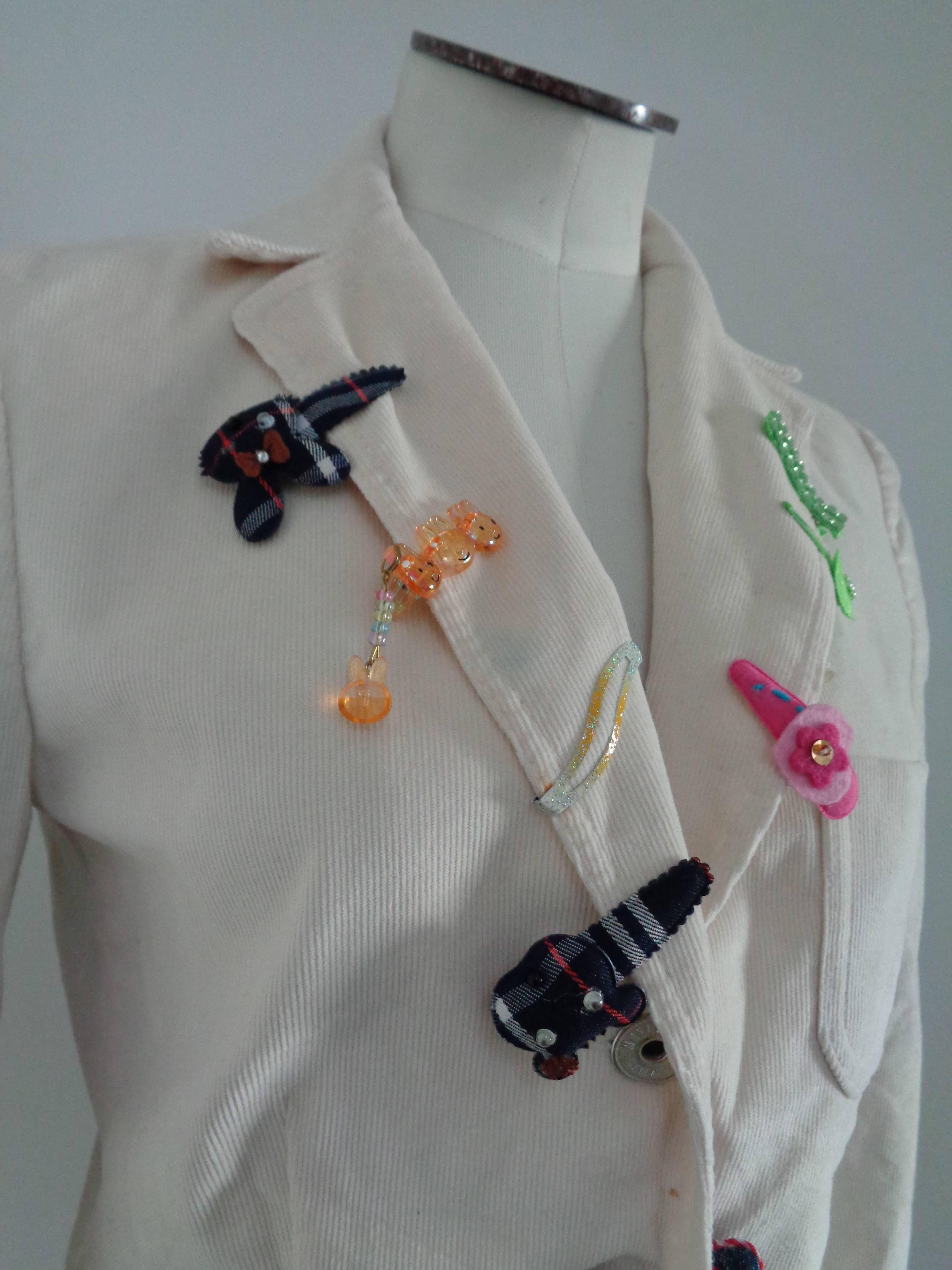 Moschino Jeans White cotton Jacket
Embellished with hair clips all over with different designs

Totally made in italy in size 46

Composition cotton