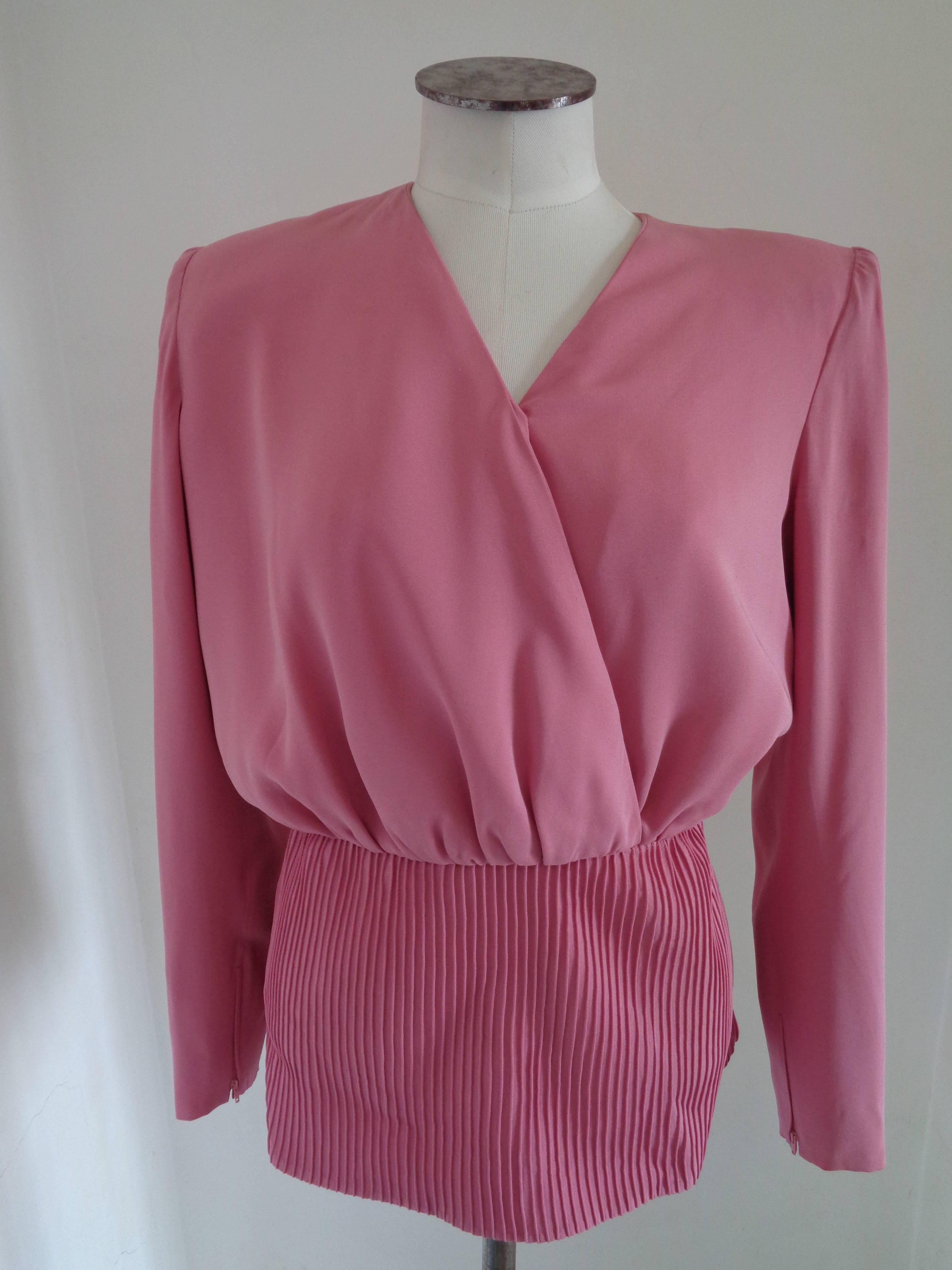Valentino Boutique Pink Silk Sweater Blouse

Totally made in italy still with tags in size 8

Composition: Silk

Lining: Cupro and Rayon